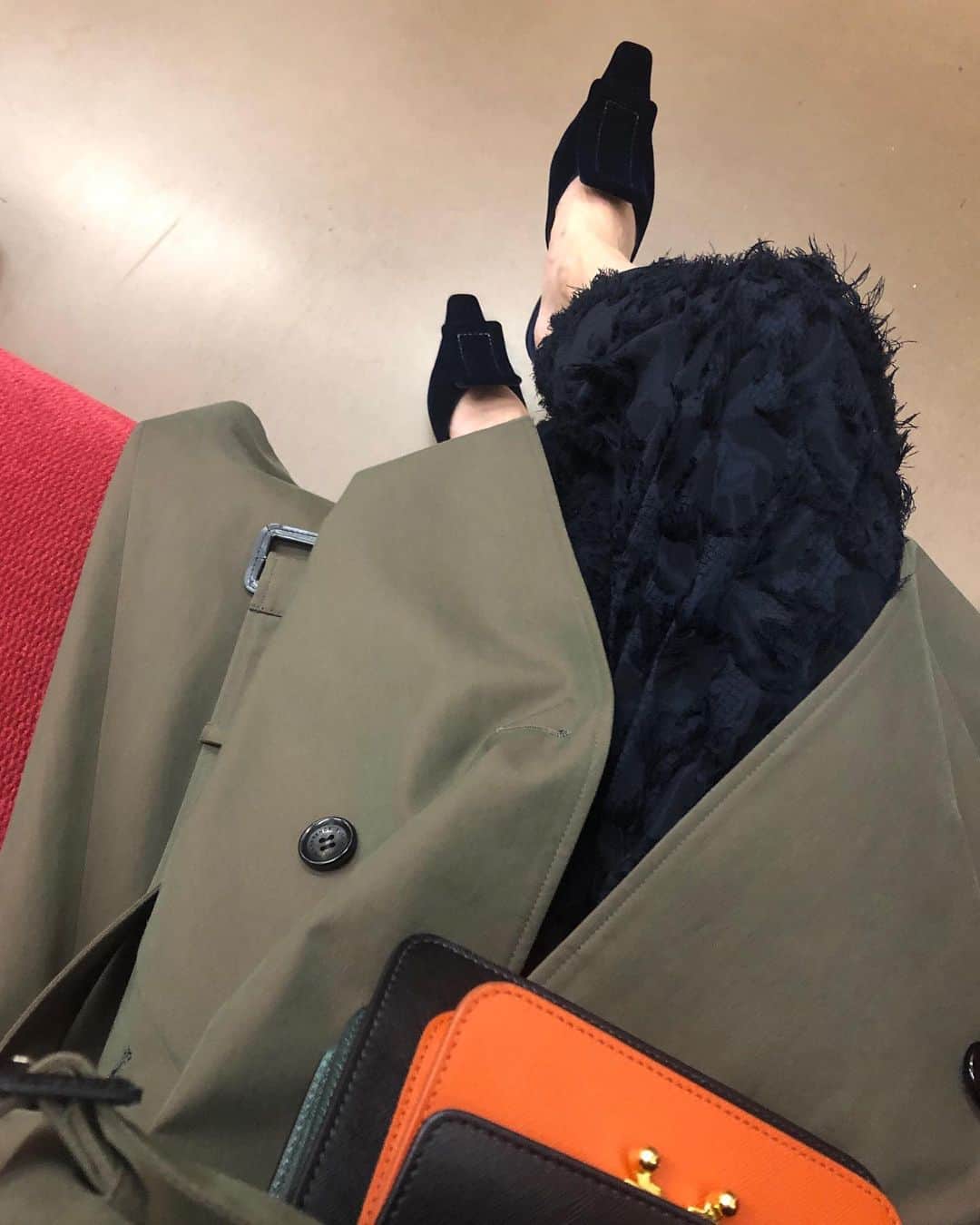 のインスタグラム：「おきにスリッポンもう寒い🍁笑 いのち短きおしゃぐつ🥺🥺 夜は履き替えてひさびさの針〜💆‍♀️ 遠出前のmaintenance day✨ #fashion#ootd#autumn #shose#bag…#marni #coat…#johnlawrencesullivan #chisacoordinate#松永ちさと」