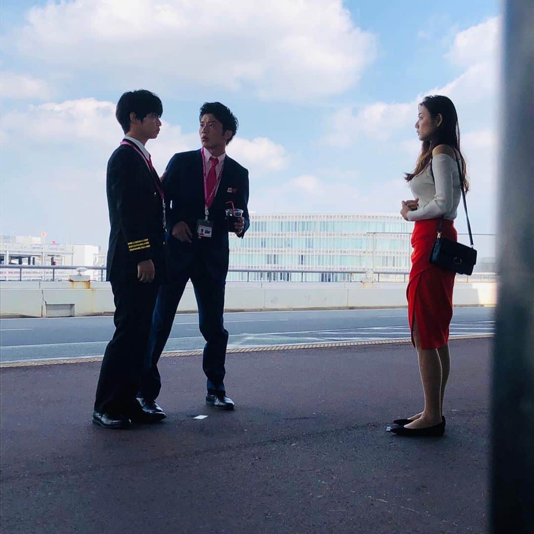 おっさんずラブ 武蔵の部屋のインスタグラム：「コックピットより機長の黒澤です👨‍✈️ 私が見てしまったとんでもないものパート❷がこちら。 #春田と成瀬がキッス💋 #新人CAと副操縦士がチッス💋 #アアアッ‼️‼️‼️ #今時の部下の社内恋愛事情がワカラナイ #そしてどうしてこんなにも私が動揺しているかもワカラナーイ #最近胸が苦しいといいますか #動悸も激しかったりなんかして #何かの病気だったらどうしよう💦 #パイロットは健康が命 #今度お医者さんに行ってみます🏥」