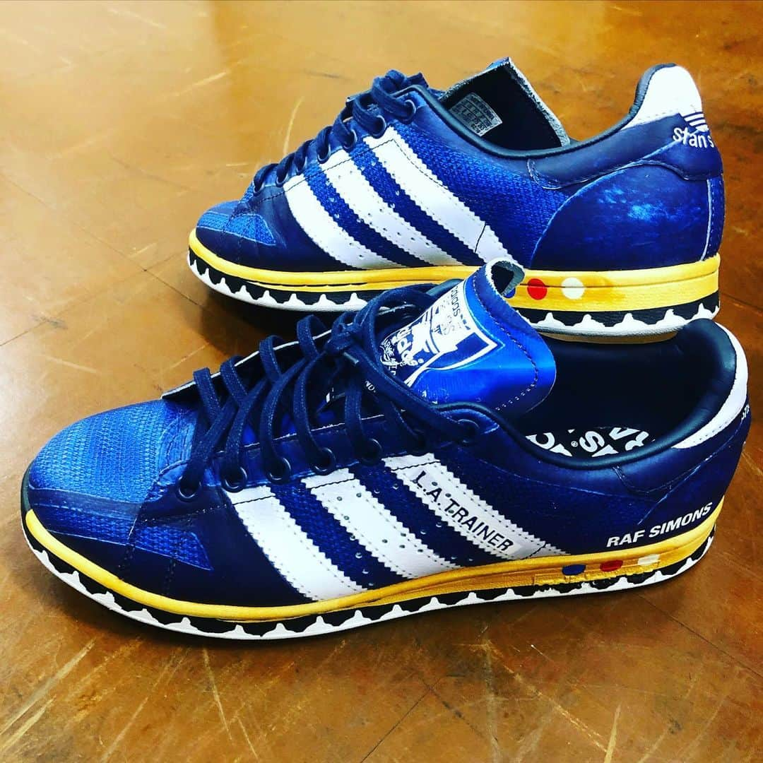 石山大輔さんのインスタグラム写真 - (石山大輔Instagram)「adidas ✖︎ rafsimons  LA TRAINER モデル　スタンスミスにロゴが被っているのも良いところです。  実は転写プリントなんですが、結構しっかりとしたスニーカーです。 購入する方はハーフアップでも良いぐらいしっかりしてます！  デニムっぽいスニーカーを探していた所にタイミングよく見つけて一目惚れしました！  久しぶりのスニーカー更新でした。  ただ、NOダンソン靴。　こんな鮮やかな青やったらみんな見ちゃうから。 ちゃんと狩りしてるのを見てくれない可能性がある。 あと、綺麗すぎてあんまり汚したくないのよ。  #adidas  #rafsimons #sneaker #スニーカー #NOダンソン靴 #バンビーノ #芸人」11月4日 13時41分 - daisukecccc