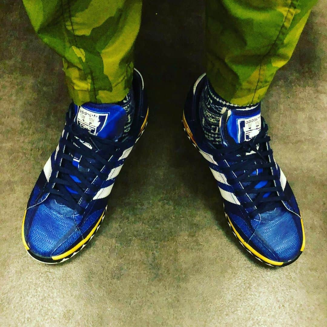 石山大輔さんのインスタグラム写真 - (石山大輔Instagram)「adidas ✖︎ rafsimons  LA TRAINER モデル　スタンスミスにロゴが被っているのも良いところです。  実は転写プリントなんですが、結構しっかりとしたスニーカーです。 購入する方はハーフアップでも良いぐらいしっかりしてます！  デニムっぽいスニーカーを探していた所にタイミングよく見つけて一目惚れしました！  久しぶりのスニーカー更新でした。  ただ、NOダンソン靴。　こんな鮮やかな青やったらみんな見ちゃうから。 ちゃんと狩りしてるのを見てくれない可能性がある。 あと、綺麗すぎてあんまり汚したくないのよ。  #adidas  #rafsimons #sneaker #スニーカー #NOダンソン靴 #バンビーノ #芸人」11月4日 13時41分 - daisukecccc