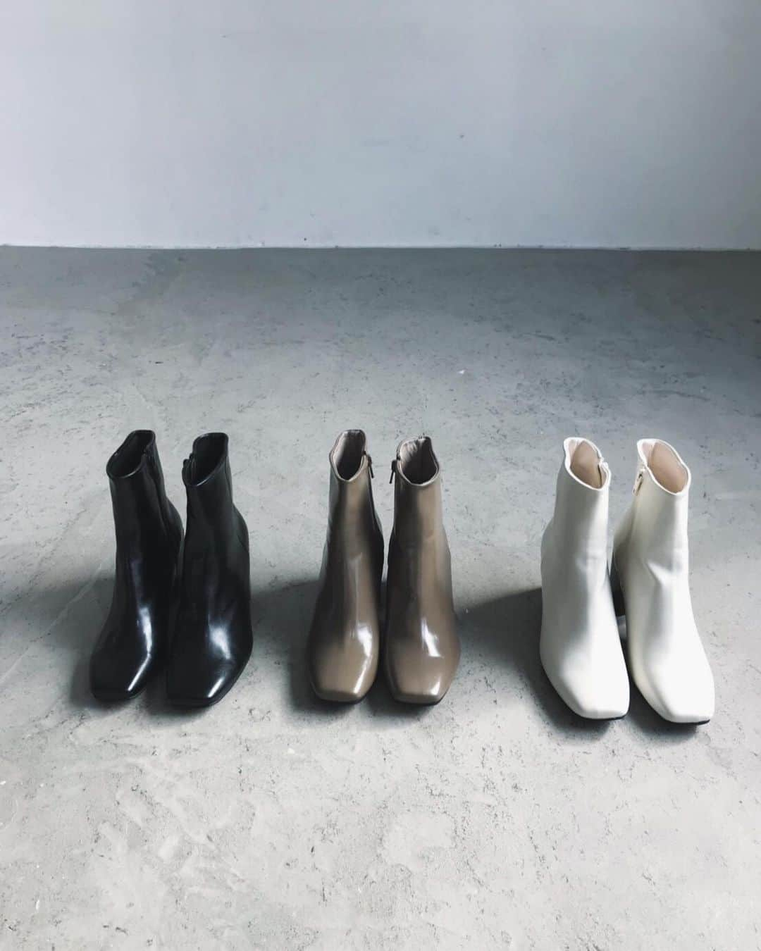 大畑ありささんのインスタグラム写真 - (大畑ありさInstagram)「. 新宿ルミネ限定の 【 LUSTER SHORT BOOTS 】 ¥14,800+tax . 程よい光沢と太めのヒールが可愛いのはもちろんなんだけど、 店頭で1日動き回っても 全く足が痛くならない、最高すぎる1足🥺💕 . 完売しているサイズもありますが、 少量、ご用意あります💛 . カラーは、ホワイト、カーキ、ブラックの3色展開💛」11月4日 13時45分 - ohataarisa