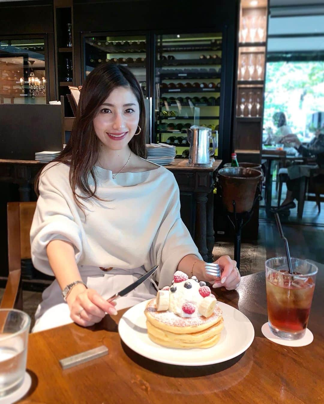 雨宮みずきさんのインスタグラム写真 - (雨宮みずきInstagram)「． 代官山のIvy playce🥞 久しぶりに行った時の🤤💗 ． この日は全身ホワイトコーデ❣️ ミュールとバッグはブラックで メリハリつけました😌 ． @mango のパンツは私には丈が長かった🤣 バランス悪いから裾上げ決定。 ． Knit▷ @fray_id pants▷ @mango bag/mule▷ @hermes ． #私服コーデ #白コーデ #パンツコーデ #白ニット #白パンツ #今日のコーディネート #代官山カフェ #代官山ランチ #代官山 #ivyplace #アイビープレイス #パンケーキ #パンケーキ巡り #パンケーキ🥞」11月4日 13時52分 - ammymzk0926