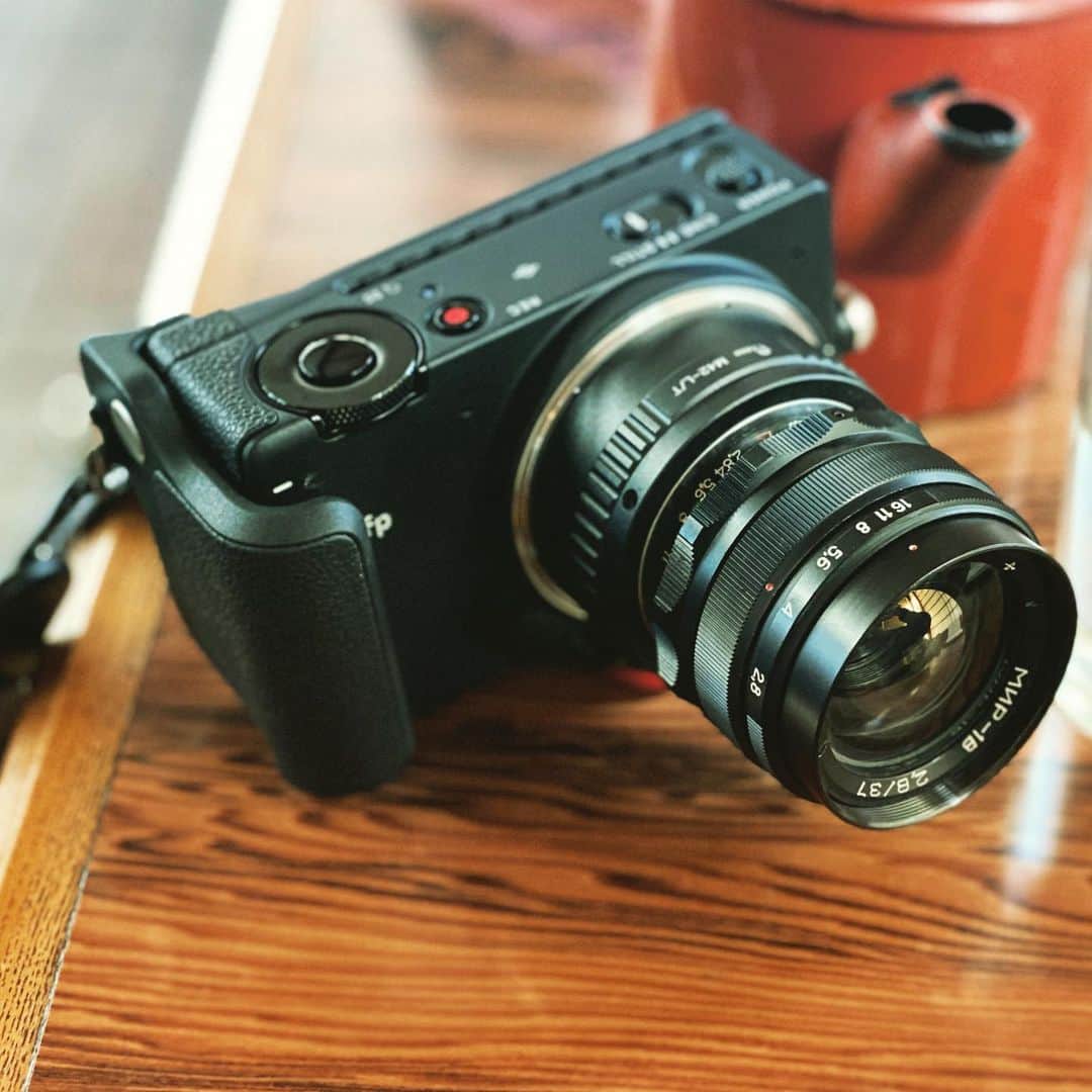 安倍吉俊のインスタグラム：「SIGMA fpにMIR-1B 37mm f2.8。最新のカメラで古いレンズ楽しい #sigmafp」