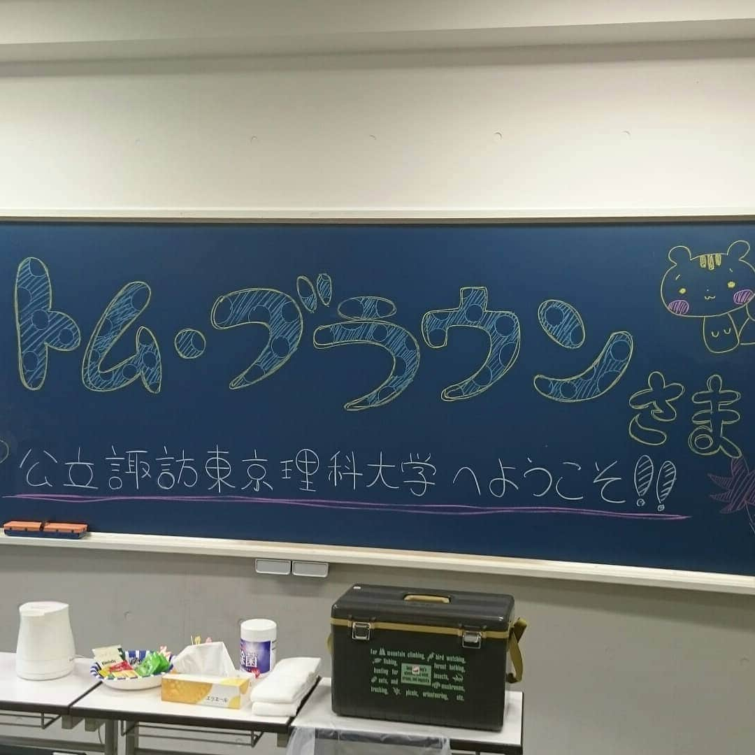 布川ひろきさんのインスタグラム写真 - (布川ひろきInstagram)「トム・ブラウン布川です。 今日のロン毛。 神様のペット スズサク 札幌歩いてたら一度スズサク君に間違えられたロン毛。  公立諏訪東京理科大学の学園祭にお越しの皆さんありがとうございました！ 可愛い絵での歓迎 感感感．．．謝ぁーー！！ また長野に行きたいです！  そして本日 20:45～ WOWOW「映画工房」 23:58～ TBS「中居くん決めて」 に出させていただきます！ 新しい扉を開いて下さい！  さらに11/19(火) トム・ブラウン布川 プラスワン早戸 ガンジー横須賀 「緊急開催！マンティンガトーク～ガンジー横須賀シンポジウム～」 会場 新宿ゴールデン街劇場 開演 21:30 料金 1000円 で行います！ 解散をしたガンジーさんの今を！ ご予約はこちらのインスタに予約コメントをお願いします！  #ブリバリでGO! #ヤングな横須賀大冒険 #トムブラウン #3枚目は #宮下草薙 の#若い頃の #アントニオ猪木に #似てるでお馴染みの男 #バットマンの #トレーナーなのに #スーパーマンみたいな色」11月4日 14時01分 - nunokawa_tombrown