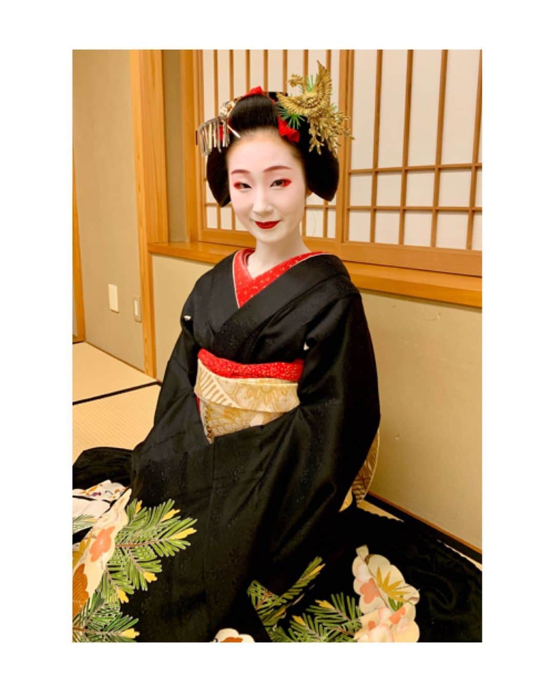 川村亜紀さんのインスタグラム写真 - (川村亜紀Instagram)「とし恵美ちゃんの美しい黒紋付と先笄のお姿。 とし恵美ちゃんは偶然お知り合いの実の妹さんなのですが、姉妹揃って美人さんなのです✨ それにしても、美しい✨  #お着物 や #花街 #歌舞伎 など #日本の伝統 が長く守られ受け継がれますように。  #maiko #erikae #geiko #miyagawacho #kyoto #toshiemi  #japanesetradition #importanttraditions  #先笄 #衿替え #襟替え #黒髪 #黒紋付 #美しい #舞妓さん から #芸妓さん へ #とし恵美 ちゃん #おめでとうございます  #日本の伝統 #日本の美 #守るべきもの  #京都 #宮川町 #宮川町舞妓」11月4日 14時03分 - _aki1015_