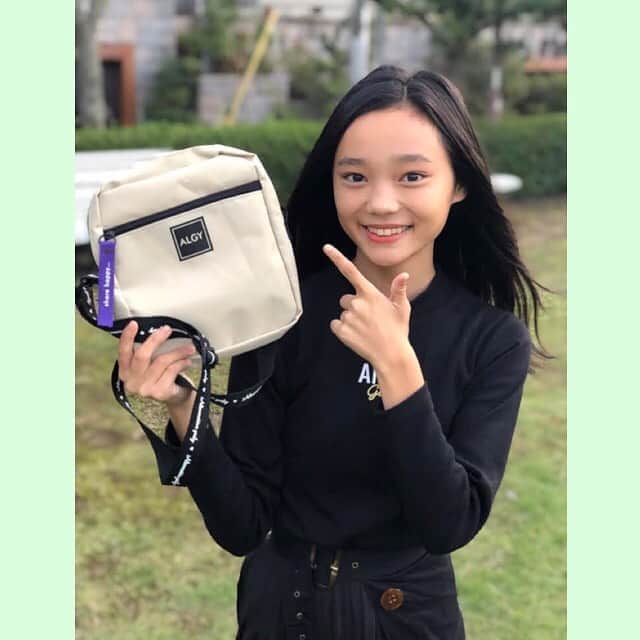 ニコ☆プチのインスタグラム：「🌈 #プチモのふろくの使い方 🌈﻿ ﻿ ﻿ 5人目はユヅキ！！！﻿ ﻿ 🍒ユヅキより🍒﻿ 友達と遊びに行ったり，家族でお出かけしてる時にALGYのバックを使ってるよ💓どんなコーデにも合うからとっても使いやすい！﻿ みんなも使ってみてね！﻿ ﻿ ﻿ ﻿ #ニコプチ﻿ #ニコプチふろく﻿ #川本結月﻿ #ユヅキ﻿ #プチモ﻿ #アルジー﻿ #ショルダーバッグ﻿ #ニコプチふろくのある生活﻿」