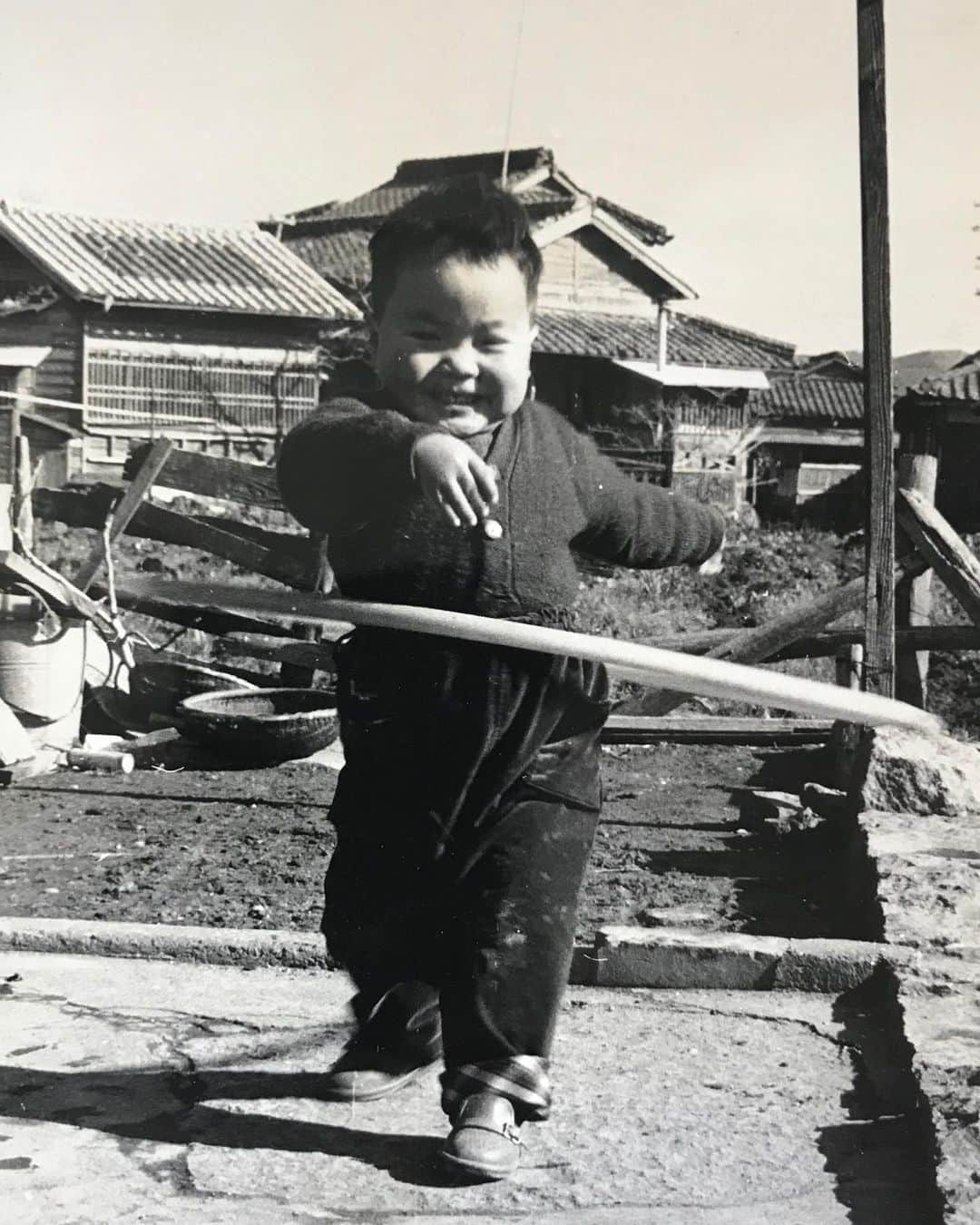 江口寿史さんのインスタグラム写真 - (江口寿史Instagram)「生後100日のかわいいおれと36歳で死んだ兄ちゃん。テレビが来た日の姉ちゃんとおれ。おじいちゃんちのトラックに座って嬉しそうなおれ。フラフープをするおれ。カメラ好きでいつも撮ってくれてた親父に感謝だな。」11月4日 14時19分 - egutihisasi