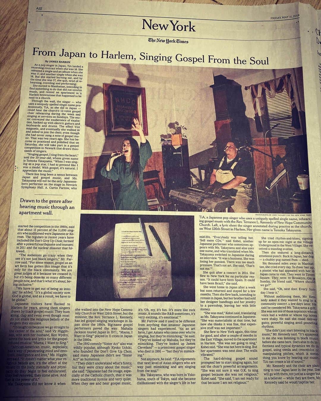 のインスタグラム：「2018年5月、The New York TimesにTiAのゴスペルが特集された。「From Japan to Harlem, Singing Gospel From the Soul」 こんな奇跡あるだろうか？今でも信じられない。ニューヨーク・タイムズが私を記事にしたいというのも驚きだったが、朝起きたらテレビのNY1で紹介されてたり、FOX5 からも取材の依頼のメッセージが届いていて。夢を見いるようだった。  日本では、クーリエ・ジャポンさんが 「世界が認めたジャパニーズ」6人に選んでいただき。 大谷翔平さんと並んだ写真はネットで見つけて驚きました。  ニューヨーク・タイムズ アメリカで沢山、背中押してもらえたことに感謝しています。  私を見つけてくれて。 素晴らしい出会いが出会いを生んで、奇跡が起こる。感謝する人が沢山います。あたたかい人と人との出会いを大切にしたい。  #神様 、私はあなたがいると確信したのです。  大親友親子も遠いこの地に大会の応援にきてくれてて、ニューヨーク中のニューヨーク・タイムズを我々で買い占めた。😂@seikoando ありがとう💕  #gospel #gospelmusic #ゴスペル　#totalpraise #praise #church #japanese #dress #likeforlikes #followforfollowbac #kirkfranklin #ゴスペルクイーン #love #lord #music #jenniferaniston #lilmama #hiphop #likeforlikes #ibelieveicanfly #ibelieve #ニューヨーク　#music #amazing #news #ニューヨークタイムズ」