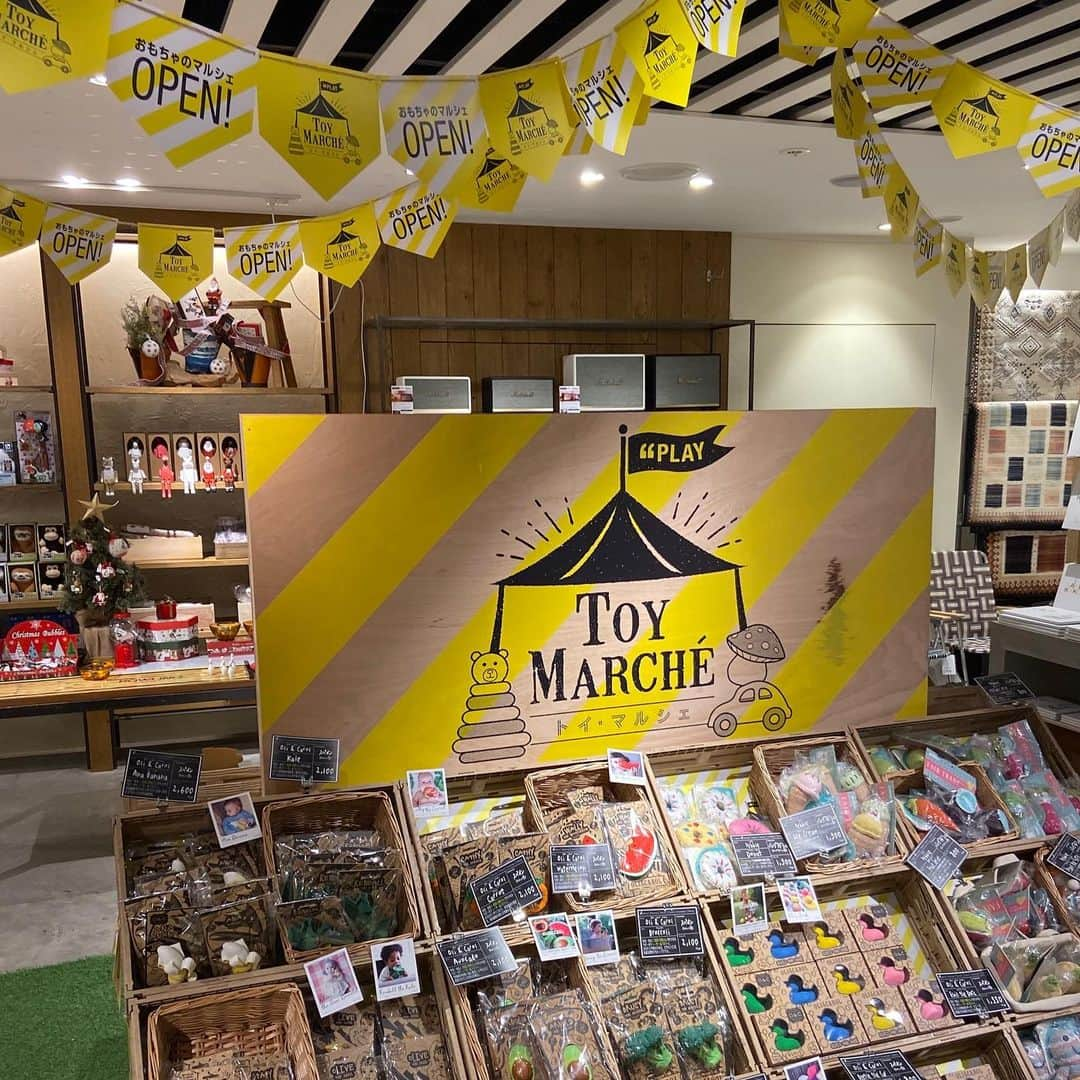 ニコアンドさんのインスタグラム写真 - (ニコアンドInstagram)「【TOY MARCHÉ】﻿ 世界のおもちゃが大集合！﻿ ﻿ 地球と社会、そして人に優しいおもちゃ。﻿ 様々な国の様々な生産者から作られる﻿ 子供の健やかな成長を願ったおもちゃ。﻿ ﻿ そんなおもちゃがセレクトされたマルシェ、﻿ 『TOY MARCHÉ』が @nikoandtokyo にもオープン！﻿ ﻿ ぜひ、お子様の喜ぶ顔を浮かべながら﻿ おもちゃ選びをしてはいかがでしょうか？﻿ ﻿ page3  OLI&CAROL by Spain﻿ page4  PEBBLE  by Bangladesh﻿ page5  MAYA ORGANIC by India﻿ ﻿. TOP(@nikoandtokyo ) ﻿ What do your child choose one??﻿ ﻿ #nikoand #nikoandtokyo #harajuku #jingumae #tokyo #東京 #japan #日本 #渋谷 #原宿 #表参道 #shibuya #明治神宮前#omotesando #tokyotrip #東京観光 #ニコアンド #ニコアンドトーキョー #菅田将暉 #小松菜奈  #クリスマス2019 #nikoandxmas #Christmas2019」11月4日 14時30分 - nikoandtokyo