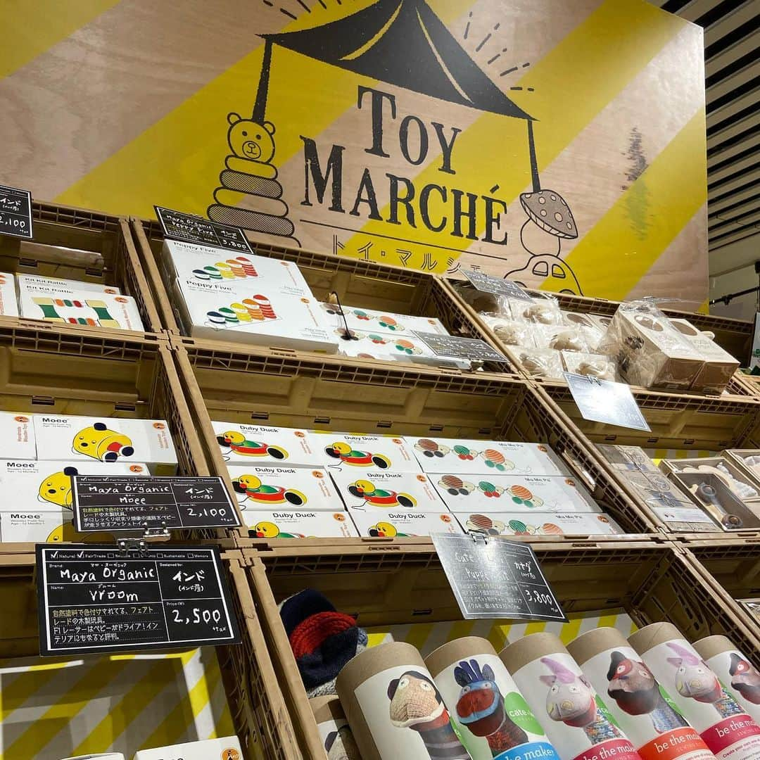 ニコアンドさんのインスタグラム写真 - (ニコアンドInstagram)「【TOY MARCHÉ】﻿ 世界のおもちゃが大集合！﻿ ﻿ 地球と社会、そして人に優しいおもちゃ。﻿ 様々な国の様々な生産者から作られる﻿ 子供の健やかな成長を願ったおもちゃ。﻿ ﻿ そんなおもちゃがセレクトされたマルシェ、﻿ 『TOY MARCHÉ』が @nikoandtokyo にもオープン！﻿ ﻿ ぜひ、お子様の喜ぶ顔を浮かべながら﻿ おもちゃ選びをしてはいかがでしょうか？﻿ ﻿ page3  OLI&CAROL by Spain﻿ page4  PEBBLE  by Bangladesh﻿ page5  MAYA ORGANIC by India﻿ ﻿. TOP(@nikoandtokyo ) ﻿ What do your child choose one??﻿ ﻿ #nikoand #nikoandtokyo #harajuku #jingumae #tokyo #東京 #japan #日本 #渋谷 #原宿 #表参道 #shibuya #明治神宮前#omotesando #tokyotrip #東京観光 #ニコアンド #ニコアンドトーキョー #菅田将暉 #小松菜奈  #クリスマス2019 #nikoandxmas #Christmas2019」11月4日 14時30分 - nikoandtokyo