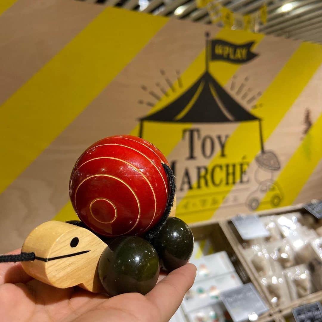 ニコアンドさんのインスタグラム写真 - (ニコアンドInstagram)「【TOY MARCHÉ】﻿ 世界のおもちゃが大集合！﻿ ﻿ 地球と社会、そして人に優しいおもちゃ。﻿ 様々な国の様々な生産者から作られる﻿ 子供の健やかな成長を願ったおもちゃ。﻿ ﻿ そんなおもちゃがセレクトされたマルシェ、﻿ 『TOY MARCHÉ』が @nikoandtokyo にもオープン！﻿ ﻿ ぜひ、お子様の喜ぶ顔を浮かべながら﻿ おもちゃ選びをしてはいかがでしょうか？﻿ ﻿ page3  OLI&CAROL by Spain﻿ page4  PEBBLE  by Bangladesh﻿ page5  MAYA ORGANIC by India﻿ ﻿. TOP(@nikoandtokyo ) ﻿ What do your child choose one??﻿ ﻿ #nikoand #nikoandtokyo #harajuku #jingumae #tokyo #東京 #japan #日本 #渋谷 #原宿 #表参道 #shibuya #明治神宮前#omotesando #tokyotrip #東京観光 #ニコアンド #ニコアンドトーキョー #菅田将暉 #小松菜奈  #クリスマス2019 #nikoandxmas #Christmas2019」11月4日 14時30分 - nikoandtokyo