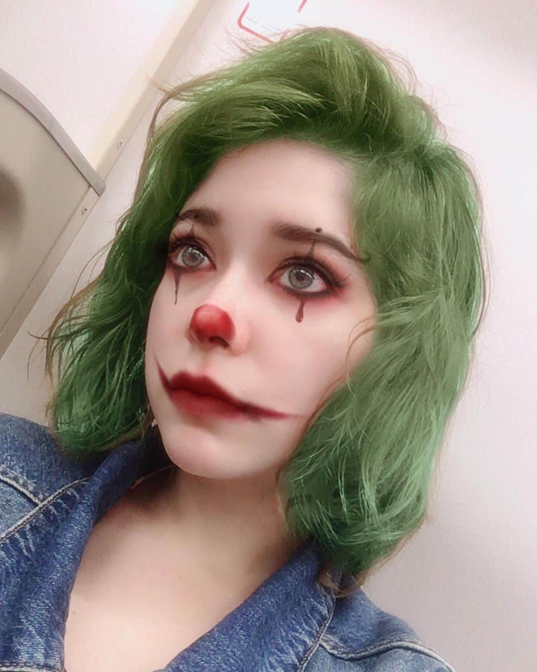 のインスタグラム：「自分的には緑の髪似合うと思う🤗 今日はサーカス観に行ってくるよー🤡  #加工アプリ #コスプレイヤー #piero #ピエロ #ハッピーハロウィン #ハロウィン #sailormooncosplay #コスプレ #コスプレイヤーさんと繋がりたい #🎃 #👻 #🤡 #サーカス #東急シアター #beautyplus #halloween #japanesegirl #ハロウィンメイク #ハロウィン仮装」
