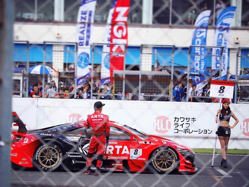 横町ももこさんのインスタグラム写真 - (横町ももこInstagram)「💖 . SUPER GT最終戦🏁  GT500クラス8号車は13位フィニッシュで見事完走👏 シリーズランキングは10位で終了しました🏁 . "オレンジの弾丸"がテーマのマシン、いつ見ても痺れるくらいのカッコよさで、そんな8号車を応援できることがいつも誇りでした😊✨ . 嬉しい時も悔しい時も最後までチャレンジするドライバーさんやメカさん、スタッフさんのチーム力、間近で見ていて尊敬するばかりでした✨ . 決勝日のドライバー紹介、実は毎戦楽しみの１つでした😁笑 . お力になれたかどうかわかりませんが8号車の応援をさせていただけて本当に幸せでした❣️ チームの皆様本当にありがとうございました❗️ . .  #ARTAGALS #ARTA#弾丸 #ARTAレースクイーン #ARTAGALSPROGRAM #athlete #autobacs#オートバックス #autobacsracingteamaguri #SUPERGT#SUPERGT2019#SGT#SGT2019 #8号車#55号車#honda#NSX #オレンジの弾丸#黒の弾丸 #野尻智紀 選手 #伊沢拓也 選手 #motersports#モータースポーツ #サーキットアテンダント#レースクイーン#RQ#綾瀬まお#横町ももこ」11月4日 14時26分 - momochadayo