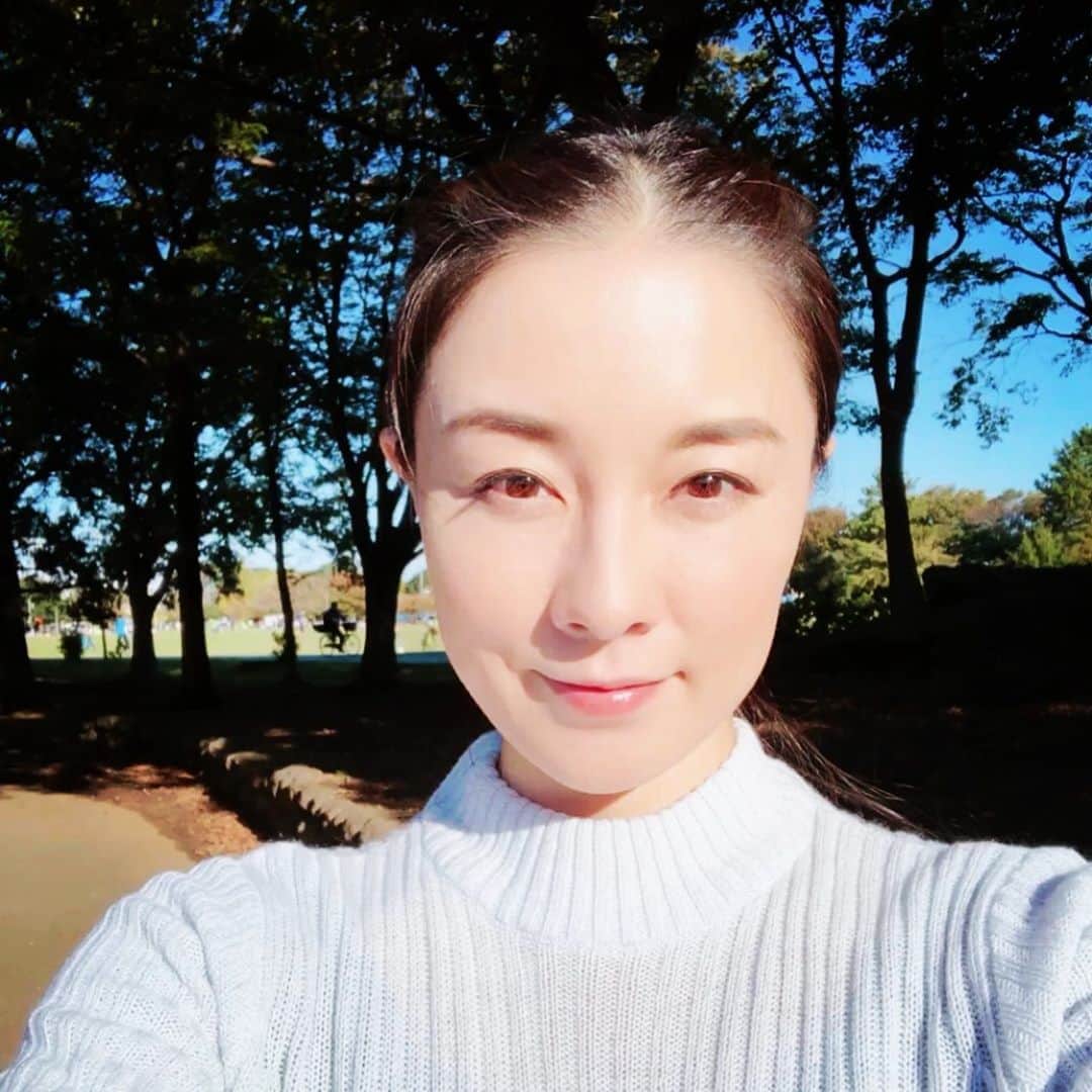 のインスタグラム：「撮影日和☀️ #shooting #japaneseactress #tokyolife #撮影 #でこっぱち #日光浴 #猫好き #写真白飛び #毛穴も飛ぶ #伊藤歩」