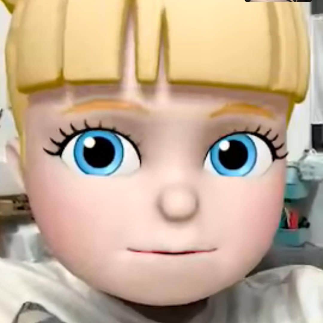 のインスタグラム：「FaceTimeスクショ これ話してる時の 相手の表情にあわせて ちゃんとついてくるのね スゲー！ #iPhone#facetime」