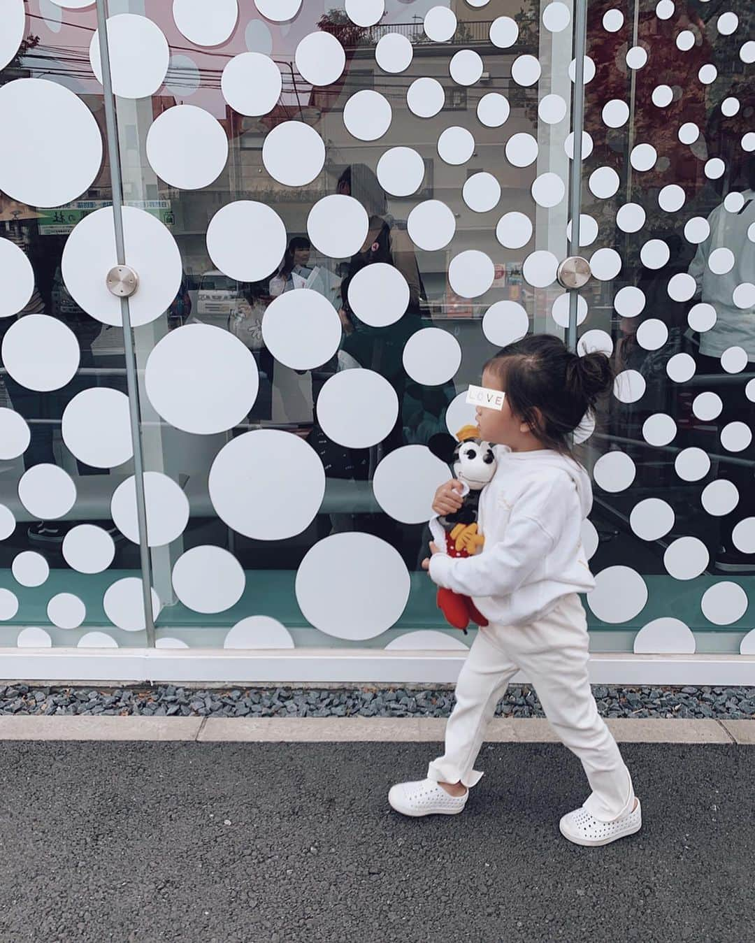 翁安芸さんのインスタグラム写真 - (翁安芸Instagram)「My little girl and a pumpkin🎃💛💚💙❤️ #yayoikusamamuseum #yayoikusama #tokyo #mydaughter」11月4日 14時48分 - akinyc