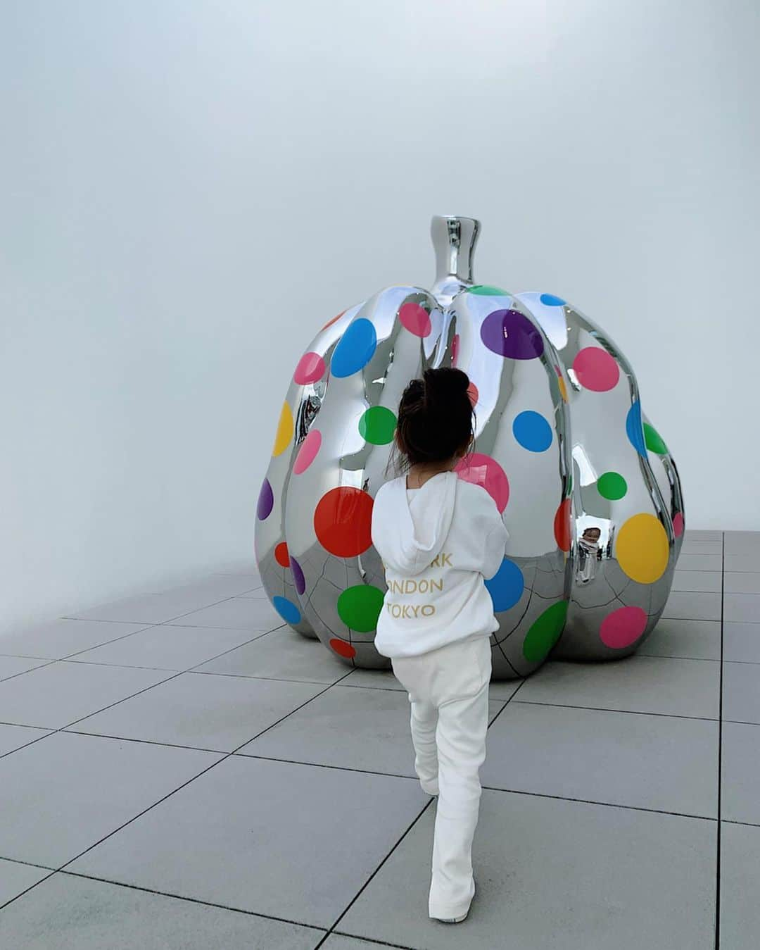 翁安芸さんのインスタグラム写真 - (翁安芸Instagram)「My little girl and a pumpkin🎃💛💚💙❤️ #yayoikusamamuseum #yayoikusama #tokyo #mydaughter」11月4日 14時48分 - akinyc