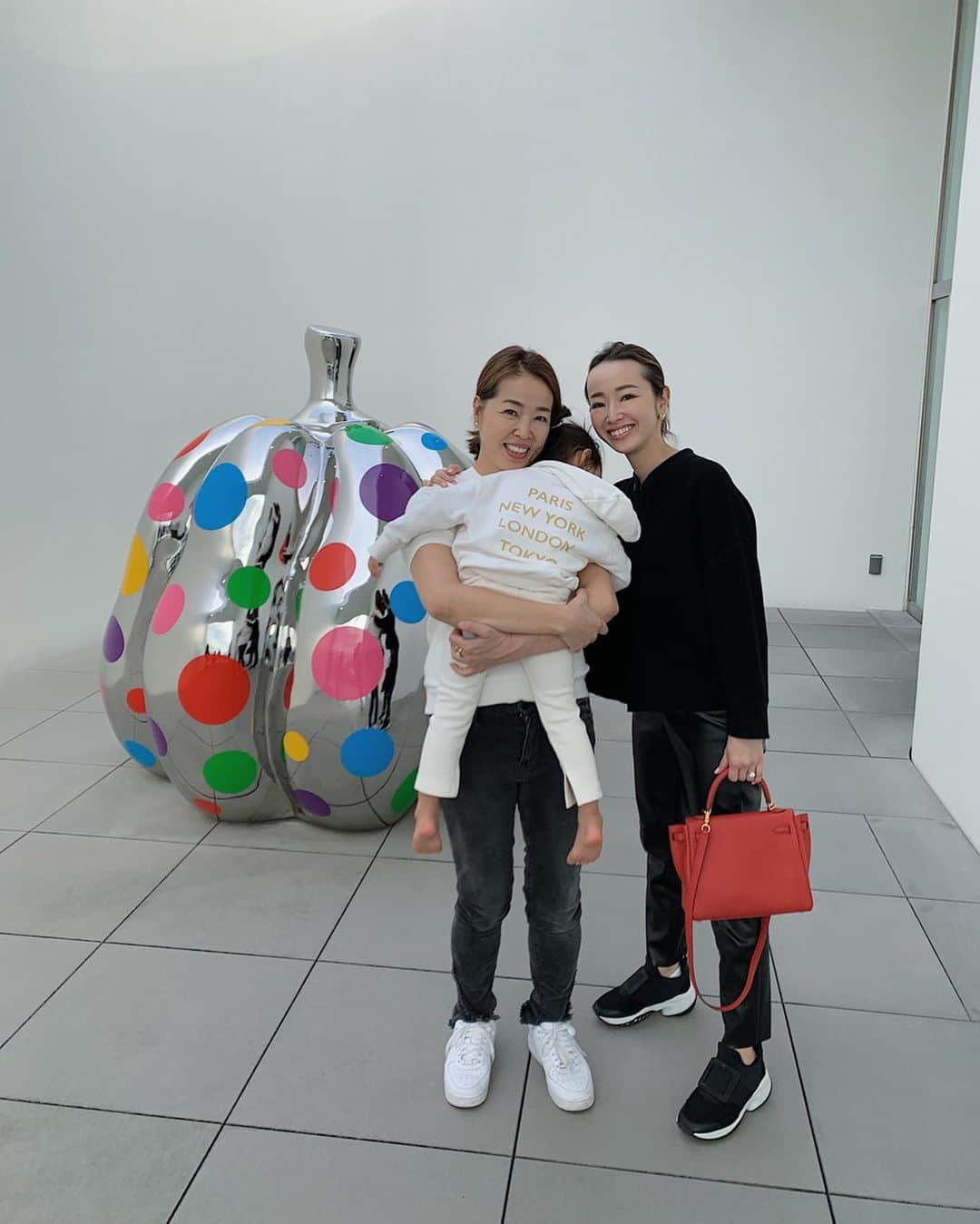 翁安芸さんのインスタグラム写真 - (翁安芸Instagram)「My little girl and a pumpkin🎃💛💚💙❤️ #yayoikusamamuseum #yayoikusama #tokyo #mydaughter」11月4日 14時48分 - akinyc