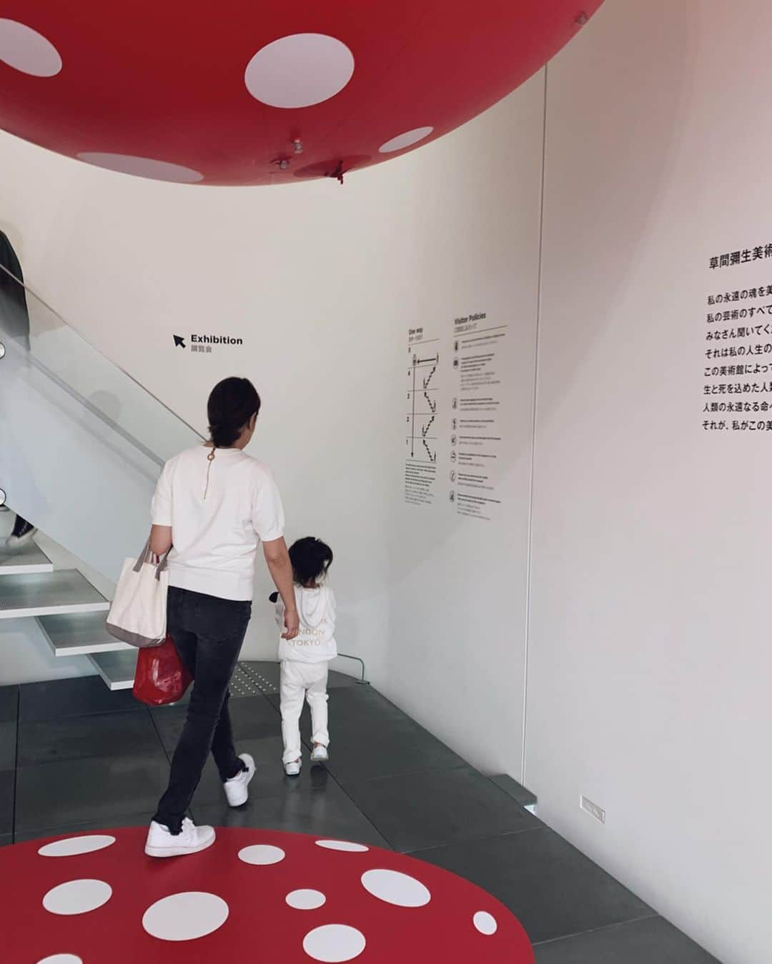 翁安芸さんのインスタグラム写真 - (翁安芸Instagram)「My little girl and a pumpkin🎃💛💚💙❤️ #yayoikusamamuseum #yayoikusama #tokyo #mydaughter」11月4日 14時48分 - akinyc