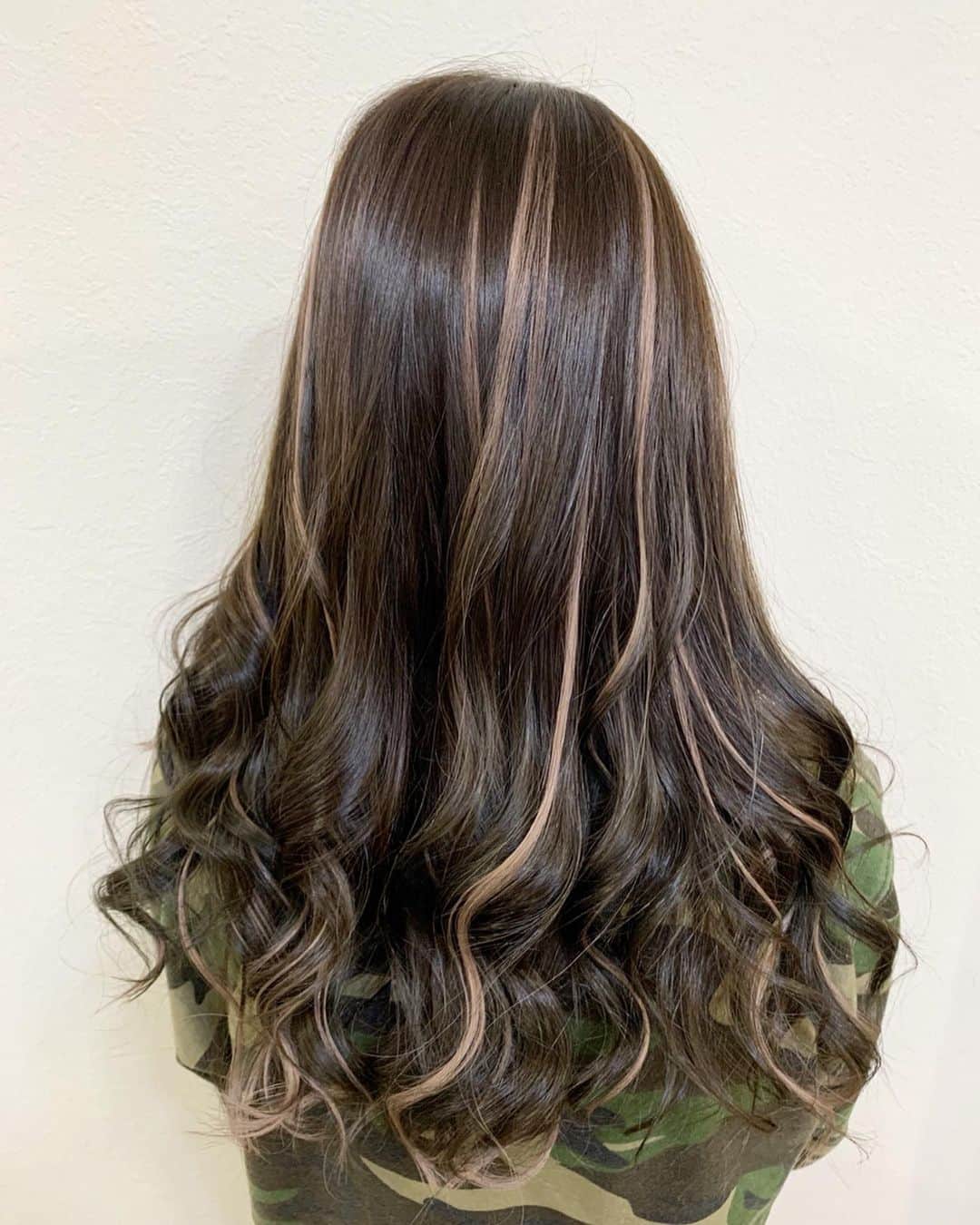 salon PRATiNO(サロンプラチノ)のインスタグラム：「. 💗シールエクステ💗. . シールエクステでハイライトに‼️ ワンカラーで染めた髪の毛 少し飽きてきた、 ちょっとイメチェンしたいな…🙄💭 そんなときには シールエクステで メッシュをいれてみるのもアリ😋 髪の毛にダメージも与えないで イメチェンできるのでおススメです💗 . . 【CLAVIS PRATINO】 ◇月曜日～土曜日 11:00～20:00 ◇日曜日 11:00～18:00 ※定休日なし ※時間外はお問い合わせください。 愛知県名古屋市中区錦3-4-19石垣ビル７Ｆ ☎︎052-962-7017 . #hairstyle #hair #cornrow #braids #clavispratino #spiralperm #pratino #hairsalon #nagoya #haircolor #love #派手髪 #外国人風カラー #バレイヤージュ #グラデーション #コーンロウ #ブレイズ #スパイラルパーマ #特殊ヘア #ブラックヘア #美容室 #ヘアサロン #ヘアスタイル #ヘアカラー #クラビスプラチノ #名古屋 #栄 #錦」
