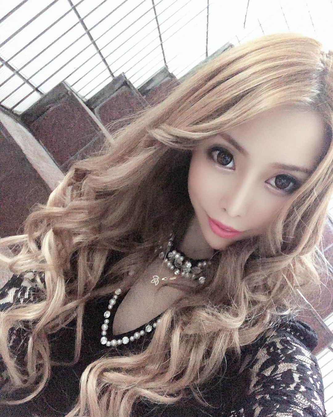 高橋沙弥華のインスタグラム：「いつも使ってる安定のアプリに戻してみた😂  ロングの巻き髪好き💓やけど 色落ち激し目なのと、まだ2週間しかたってないのに根本気になるからエクステさよなら👋 してもらうー❣️ #すぐ飽きる #飽き性 #エクステ #さよなら #美容室 #美容院 #美容day #休日の過ごし方 #休日 #のんびり」
