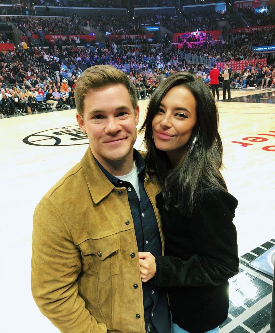 クロエ・ブリッジスのインスタグラム：「It’s that time of year when you can find us watching basketball approx 3 times a week」