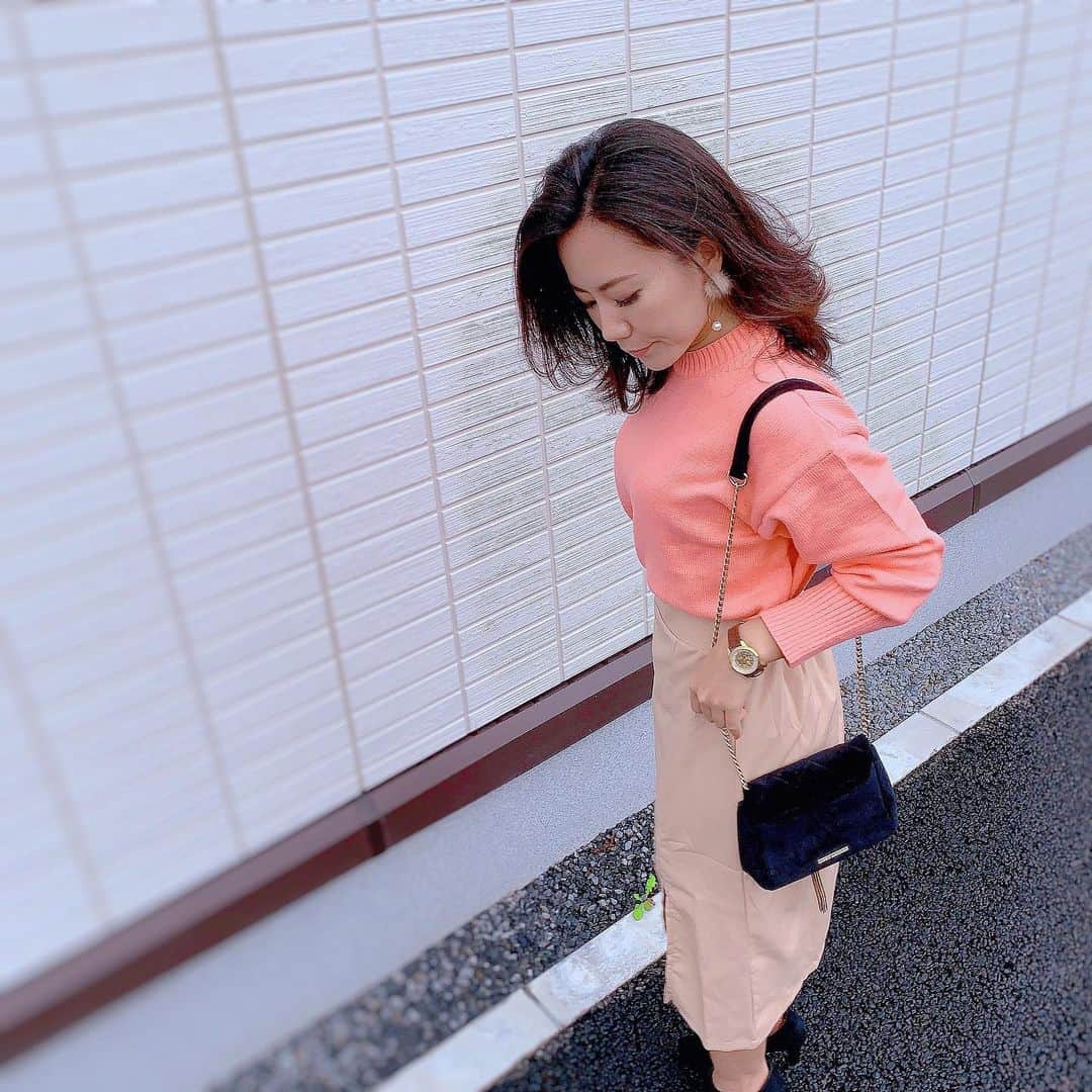 長嶺菜菜子のインスタグラム：「﻿ 暑いのか寒いのか﻿ 最近迷子です( •ө• )﻿ ﻿ ﻿ この時期の服装一番困る沖縄人( •ө• )﻿ ﻿ ﻿ そんな迷子だけど﻿ 秋だけど﻿ 明るめに🍁🍄﻿ ﻿ ﻿ スカートはスリット入ってるのだ✨😚﻿ ﻿ ﻿ Tops & Skirt ... @u_dresser  Watch ... @loborjapan ﻿ ﻿ ﻿ ★------------------------------------------------☆﻿ #沖縄人 #うちなんちゅ﻿ #八重歯 #でこっぱち﻿ #秋コーデ #秋﻿ #udresser﻿ #lobor﻿japan ﻿」