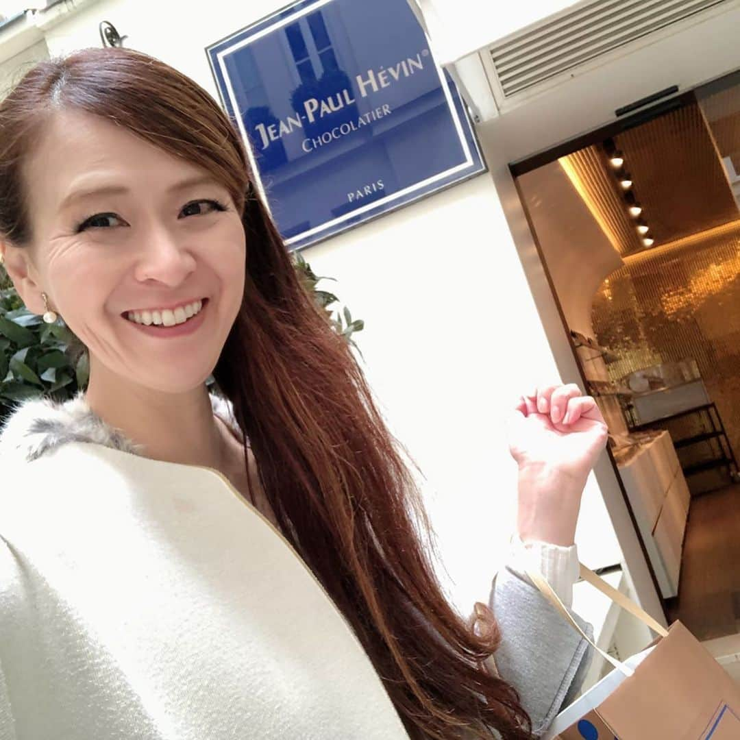 里井真由美さんのインスタグラム写真 - (里井真由美Instagram)「🇫🇷🌰 パリで買ったジャンポールエヴァン氏のマロングラッセ♡ ・ ・ 日本で買うより しっとりしてて香りが良い〜(気がする😆🇫🇷❤️) ・ ・ チョコレートは、日本では売ってないもので、NHKテレビ局ご出演の際に作られた、限定「NHK」ロゴ入りを。 お土産に買いました。ほんのりビターでおいしい ・ ・ ジャンポール エヴァン氏はパリの「サロンデュショコラ」には出展されていないので、パリ帰国後の次の日11/1に、日本のフランス大使館で クリスマスやバレンタイン発表会が開催！ 楠田枝里子さんとご一緒させて頂きました。感謝です。 ・ ・ 発表会のスイーツは また後日にご紹介しますねーー♡ ・ ・ 楠田さんのお写真は許可頂いております♪ ・ ・ #マロングラッセ#フランスマロン#ジャンポールエヴァン #モンブラン#モンブラン巡り#和栗#和栗のモンブラン#栗#フランス栗#里井真由美#1級フードアナリスト里井真由美#さといいね#栗スイーツ#デパ地下#ホテルスイーツ#デパ地下スイーツ#ホテル#ありが糖運動#まゆログ」11月4日 15時14分 - mayumi.satoi