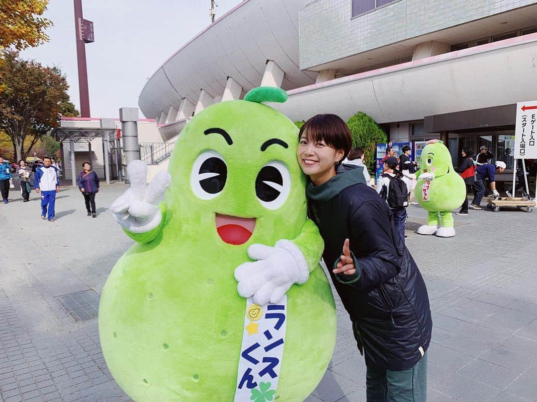 中村優さんのインスタグラム写真 - (中村優Instagram)「天童ラ・フランスマラソン、今年も良いお天気で迎えられました🌞少し風が冷たく体が冷えましたが、紅葉も綺麗でしたね🍁また来年ラフランス食べにきます🏃‍♀️❤️ ラン×スマも取材に来てたので、そのうち放送されるはずですよ😙 #山形#天童#ラフランス#ラフちゃんランスくん」11月4日 15時12分 - nkmr_yu