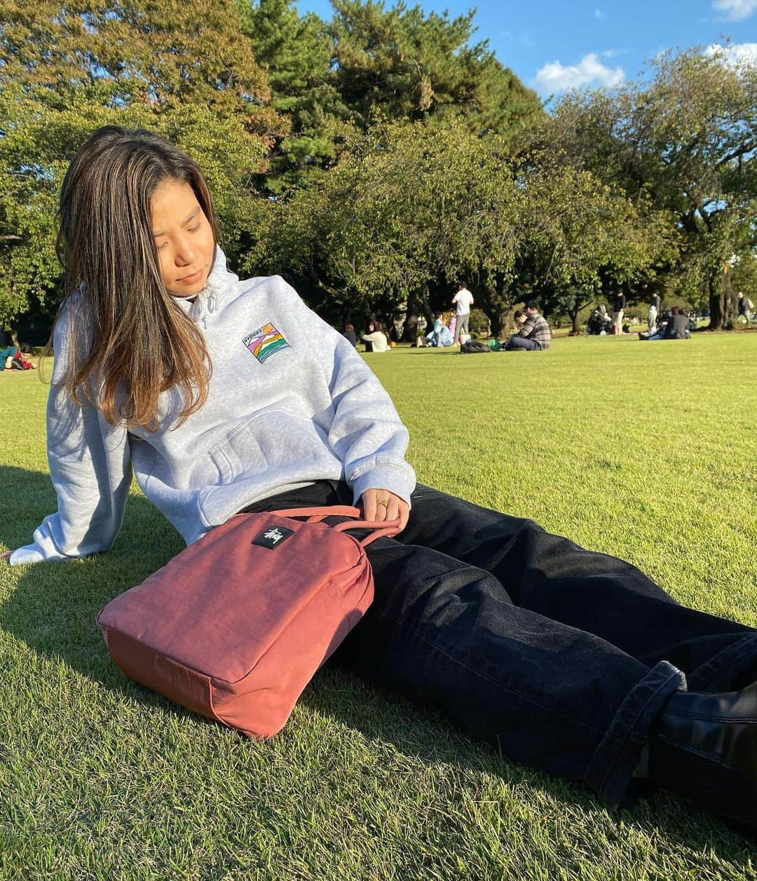 佐藤亜耶さんのインスタグラム写真 - (佐藤亜耶Instagram)「. Putting on the Hoodie , chilling on the grass ⛳️ #stusy#stussyjp#stussywomen#stussywomenjp @stussyjapan @stussywomenjp . . . このバッグまじで使える〜かわいいし最高〜💮」11月4日 15時30分 - aya_sato_49