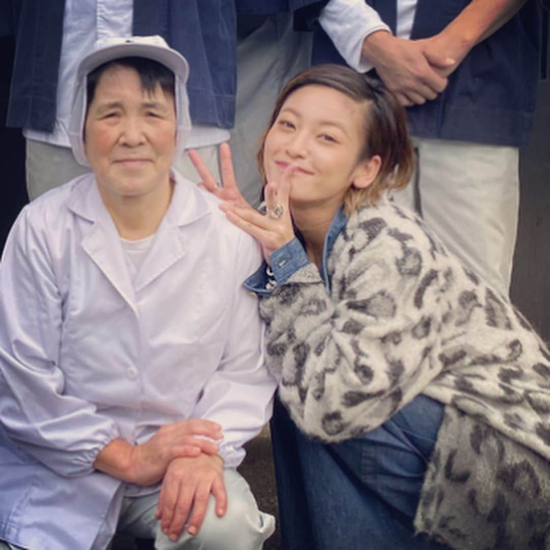 西山茉希さんのインスタグラム写真 - (西山茉希Instagram)「大口れんこんコース食べさせてくださった高橋さんご夫婦。  酒造体験させていただいた河忠酒造の皆さん。  #あったけくって #優しくって #美味しくって  新米特集。 皆さんの日々が、 私達に美味しさとなって届きます。  ありごとうございました。 お会いできて、嬉しかったです。  #大口れんこん #高橋さん #河忠酒造 #想天坊 #日本酒  河忠酒造のベテランお母さん、 一緒に作業させてもらうわずかな時間で、 心の栄養いっぺことくれました。  ありがとうございました。 #😊😊😊 #ノンストップ #久代アナと #故郷ロケの幸ありあり  高橋さん、お土産にいただいた大口れんこんで、さっそくタルタル蓮根作りました。 やっぱうんめかったぁーー❤️❤️❤️😋 ご馳走様でしたm(__)m」11月4日 15時36分 - maki.nshiyama50