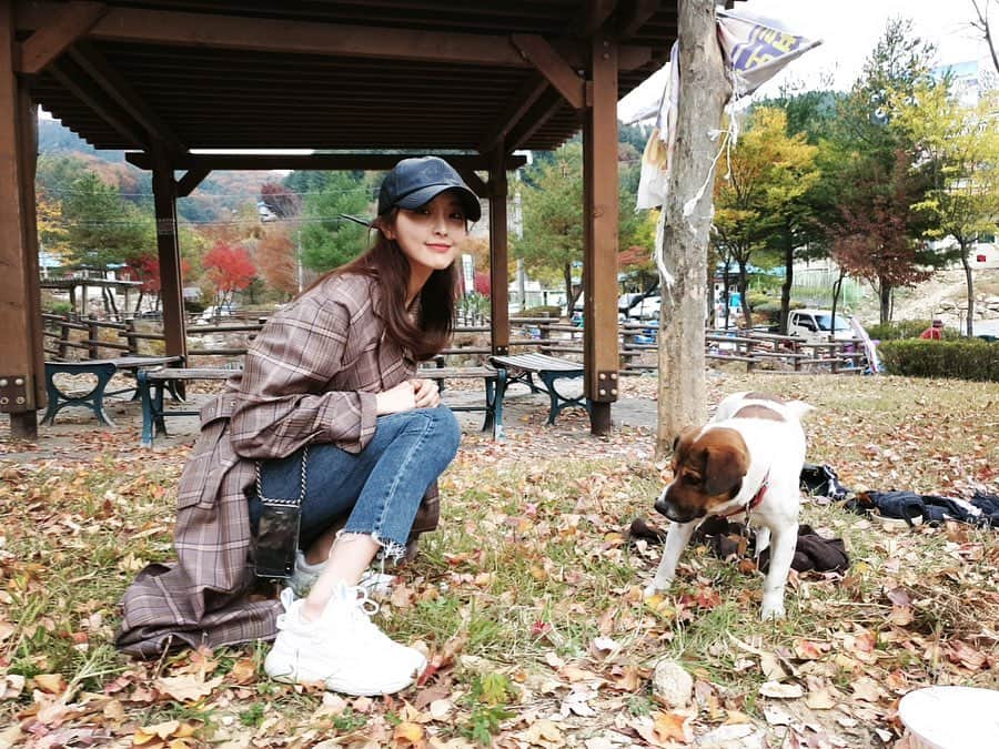 チョン・ユミのインスタグラム：「샐리 신발신고 친해지기. 3step. 🐾🐾🐾 . #강원도#강아지#강승현#질바이질스튜어트슈즈x강승현#역시모델이었음#우와우와🤩」