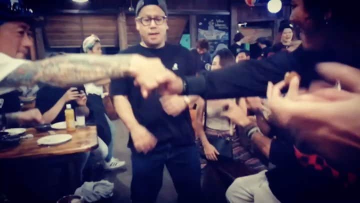 Ju-kenのインスタグラム：「渡嘉敷島で流行ってるリンボーダンス🔥  飲みの際には、皆さんもぜひ！  渡嘉敷島の”音もだち”フェス、 最高すぎて、夢見てるみたいだよ  Thanxxxxx maxxx たっちゃん　#スーさん　#モリピョン　#音もだち」