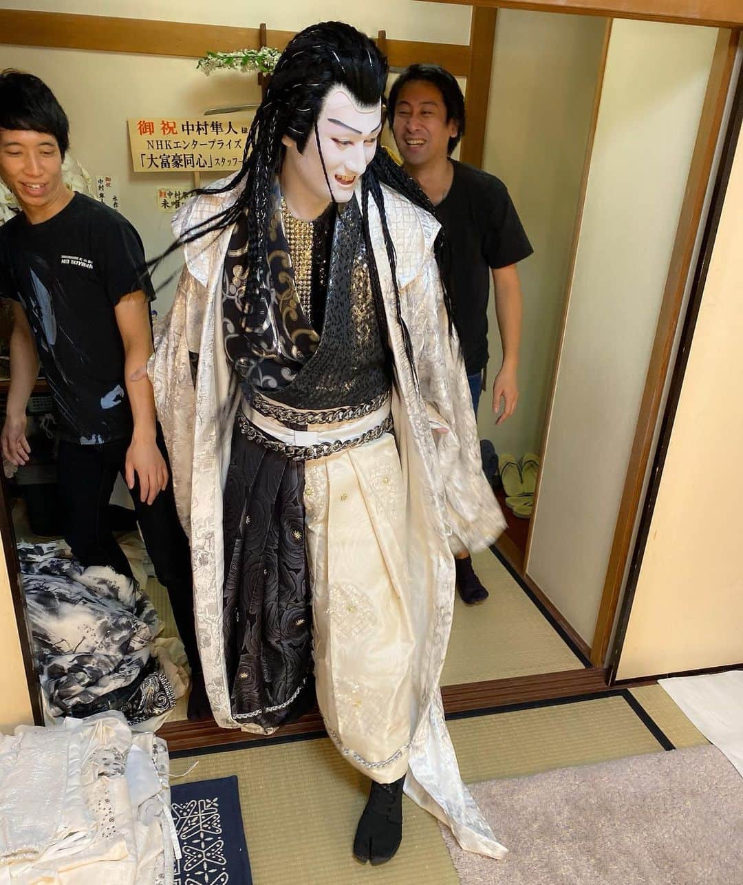 中村隼人さんのインスタグラム写真 中村隼人instagram ワンピース歌舞伎からお世話になってる衣装さん 床山さん 職人気質なお二人で いつも支えてもらってます オグリ 中村隼人 目を瞑っているのが 床山さん 職人 11月4日 15時49分 1130 Nakamurahayato