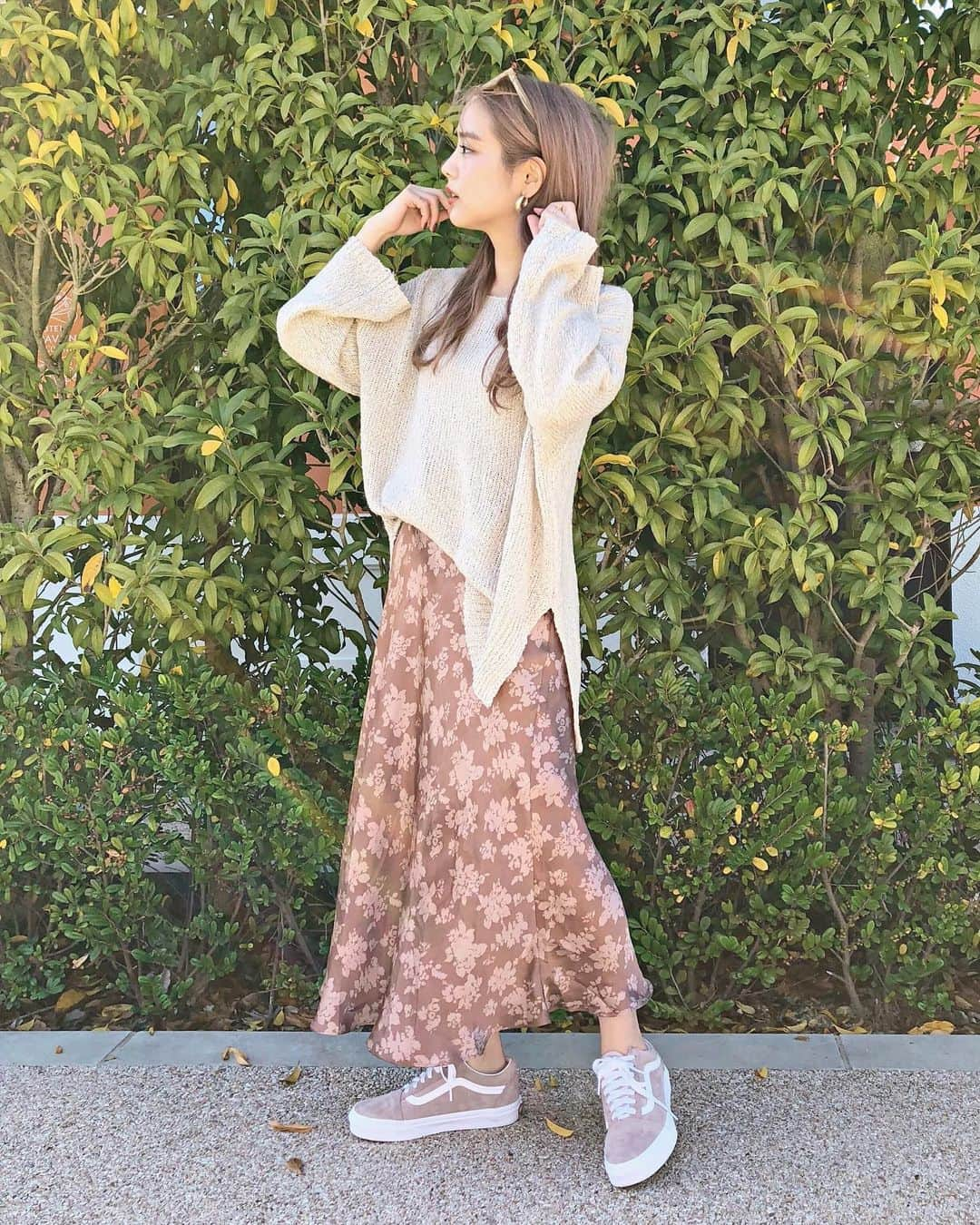 安中亜美さんのインスタグラム写真 - (安中亜美Instagram)「ㅤㅤㅤㅤㅤㅤㅤㅤㅤㅤㅤㅤㅤ この間の秋コーデ🍇 最近買ったVANSのスニーカー👟 昔はスニーカーはconverseばっかり履いてたけど 今年はNIKEとかVANSも履いてる❤️ ピンクベージュなカラーが可愛過ぎる🍑 ㅤㅤㅤㅤㅤㅤㅤㅤㅤㅤㅤㅤㅤ お洋服は全身 @jumelle0603 のアイテムだよ❤︎ 今日まで送料無料期間なので 是非この機会にお買い物してみてね💪 このトップスは売り切れてたけど スカート はまだ少し残ってるよ🥰 ㅤㅤㅤㅤㅤㅤㅤㅤㅤㅤㅤㅤㅤ #amitwinsworld_code #ootd #autumn #skirt #cordinate #pinkcode #秋コーデ#ピンクコーデ#ワントーンコーデ#ベージュコーデ#コーディネート」11月4日 15時44分 - amitwinsworld