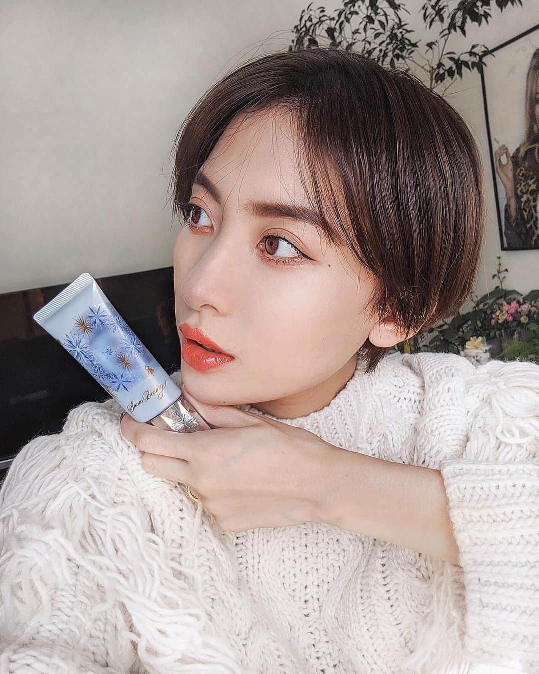 ソンイのインスタグラム：「今日のメイクはベース下地を変えてみたよ🦋 @maquillage_jp から新発売されたスノービューティー ホワイトニング トーンアップエッセンスを使ってみました☃️❄️💗 24時間使えて、朝は化粧下地としてワントーン明るい透明感のある肌になるし、夜は素肌ケアとして角層深くまでうるおいを満たしてくれるの🧖🏻‍♀️✨ 伸びがいいサラッとしたテクスチャーで塗ると肌に透明感出た✌🏻 ディズニー映画「アナと雪の女王2」をイメージした限定デザインも可愛いなぁ❄️❄️❄️ #美白トーンアップエッセンス #白肌 #豆腐肌 #化粧下地 #トーンアップ #ベースメイク #スノービューティー #pr」