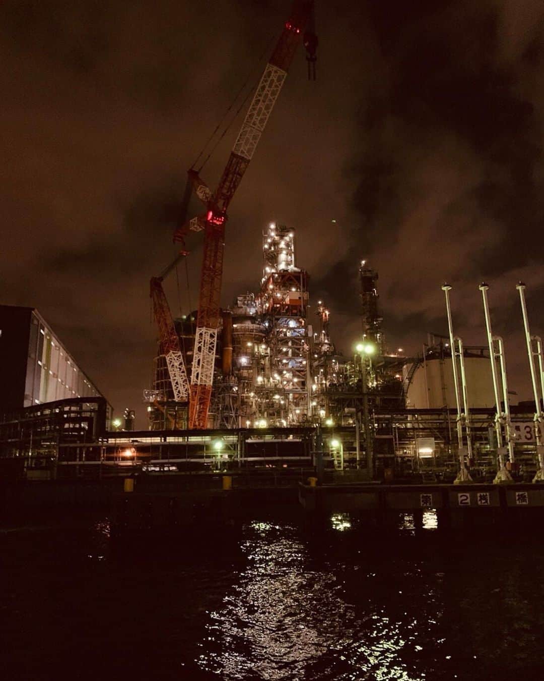 のインスタグラム：「そしてずーっと行きたかった工場夜景🏭ツアーにも連れてってもらった🥺❤️ ㅤㅤㅤㅤㅤㅤㅤㅤㅤㅤㅤㅤㅤ 小さい頃から工場夜景が大好きで車でよく連れてってもらってたけど、船で近くまで行くともう圧巻！！ 本当にかっこよかった、、、 ㅤㅤㅤㅤㅤㅤㅤㅤㅤㅤㅤㅤㅤ もっともっと近くで見たい欲が出てきたからまた探してみよう😭❤️ ㅤㅤㅤㅤㅤㅤㅤㅤㅤㅤㅤㅤㅤ 連れてってくれて本当にありがとう☺️💗 ㅤㅤㅤㅤㅤㅤㅤㅤㅤㅤㅤㅤㅤ ㅤㅤㅤㅤㅤㅤㅤㅤㅤㅤㅤㅤㅤ #instagram  #me  #japan  #メイク  #YouTube  #cosmetics #love #me #makeup  #fashion #バラ #love #birthday #工場夜景 #川崎 #横浜」