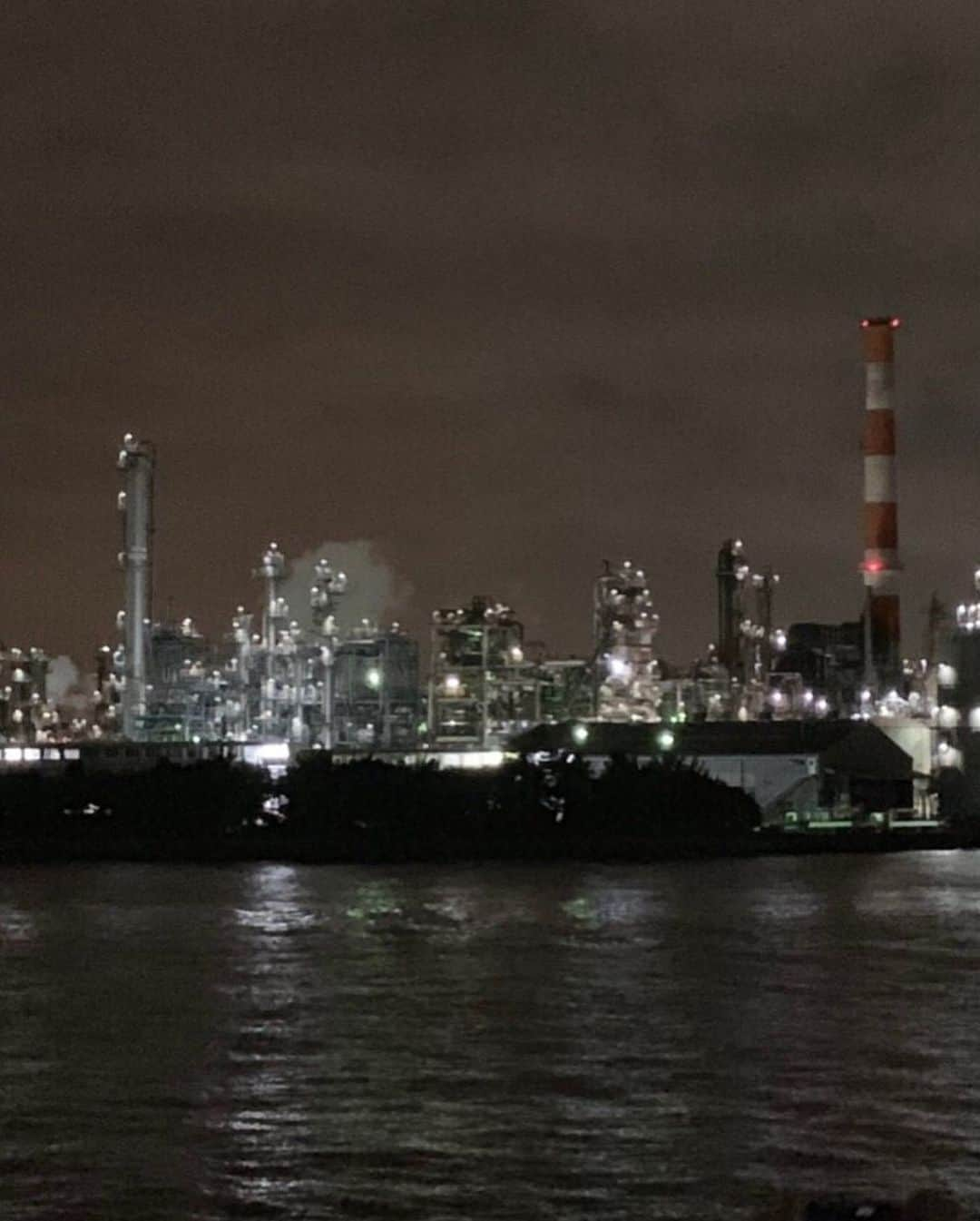 Shioneさんのインスタグラム写真 - (ShioneInstagram)「そしてずーっと行きたかった工場夜景🏭ツアーにも連れてってもらった🥺❤️ ㅤㅤㅤㅤㅤㅤㅤㅤㅤㅤㅤㅤㅤ 小さい頃から工場夜景が大好きで車でよく連れてってもらってたけど、船で近くまで行くともう圧巻！！ 本当にかっこよかった、、、 ㅤㅤㅤㅤㅤㅤㅤㅤㅤㅤㅤㅤㅤ もっともっと近くで見たい欲が出てきたからまた探してみよう😭❤️ ㅤㅤㅤㅤㅤㅤㅤㅤㅤㅤㅤㅤㅤ 連れてってくれて本当にありがとう☺️💗 ㅤㅤㅤㅤㅤㅤㅤㅤㅤㅤㅤㅤㅤ ㅤㅤㅤㅤㅤㅤㅤㅤㅤㅤㅤㅤㅤ #instagram  #me  #japan  #メイク  #YouTube  #cosmetics #love #me #makeup  #fashion #バラ #love #birthday #工場夜景 #川崎 #横浜」11月4日 15時58分 - shione__1101