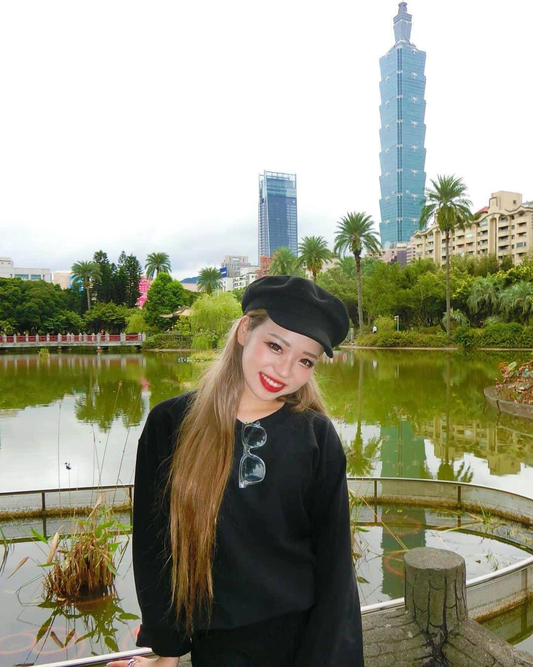 のインスタグラム：「台北101と写真が撮りたくて、 調べて綺麗に写真が撮れる公園にいったよ👍💕 . 台北101の中は超超豪華で、 物凄い空間だった！！！！！ . . . #cyberjapan #cjd_kei #cjd #サイバージャパン #サイバージャパンダンサーズ #台北　#台湾　#中山公園　#台北101」