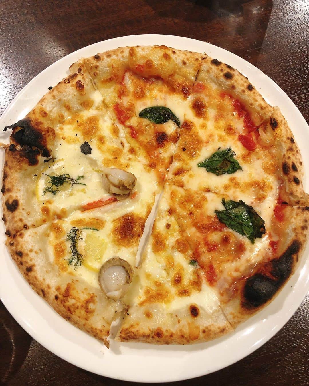 佐々木もよこのインスタグラム：「今日のランチはハーフ＆ハーフ 😋🍕 . ズワイガニとホタテのピザにはレモンが入っていて爽やかなんだけどチーズと混ざるとまろやかなの🥺❤️❤️. . . もうハーフはマルゲリータ！😋😋 . . . . . #ピザ応援隊#ピザ#ピザ好き #pizza#pizzas #pizzamania#instapizza」