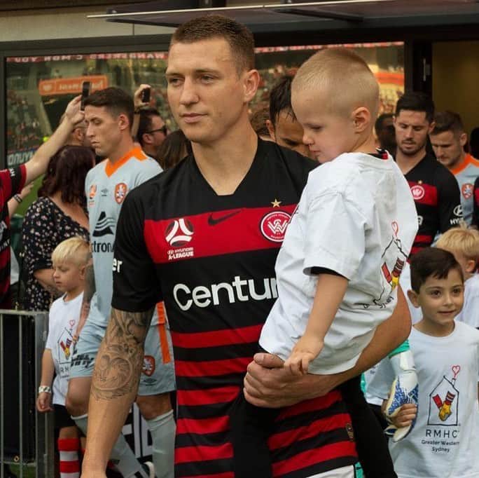 ミッチェル・デュークのインスタグラム：「Always special taking my Boy out with me on the pitch ❤️⚫️🔴」