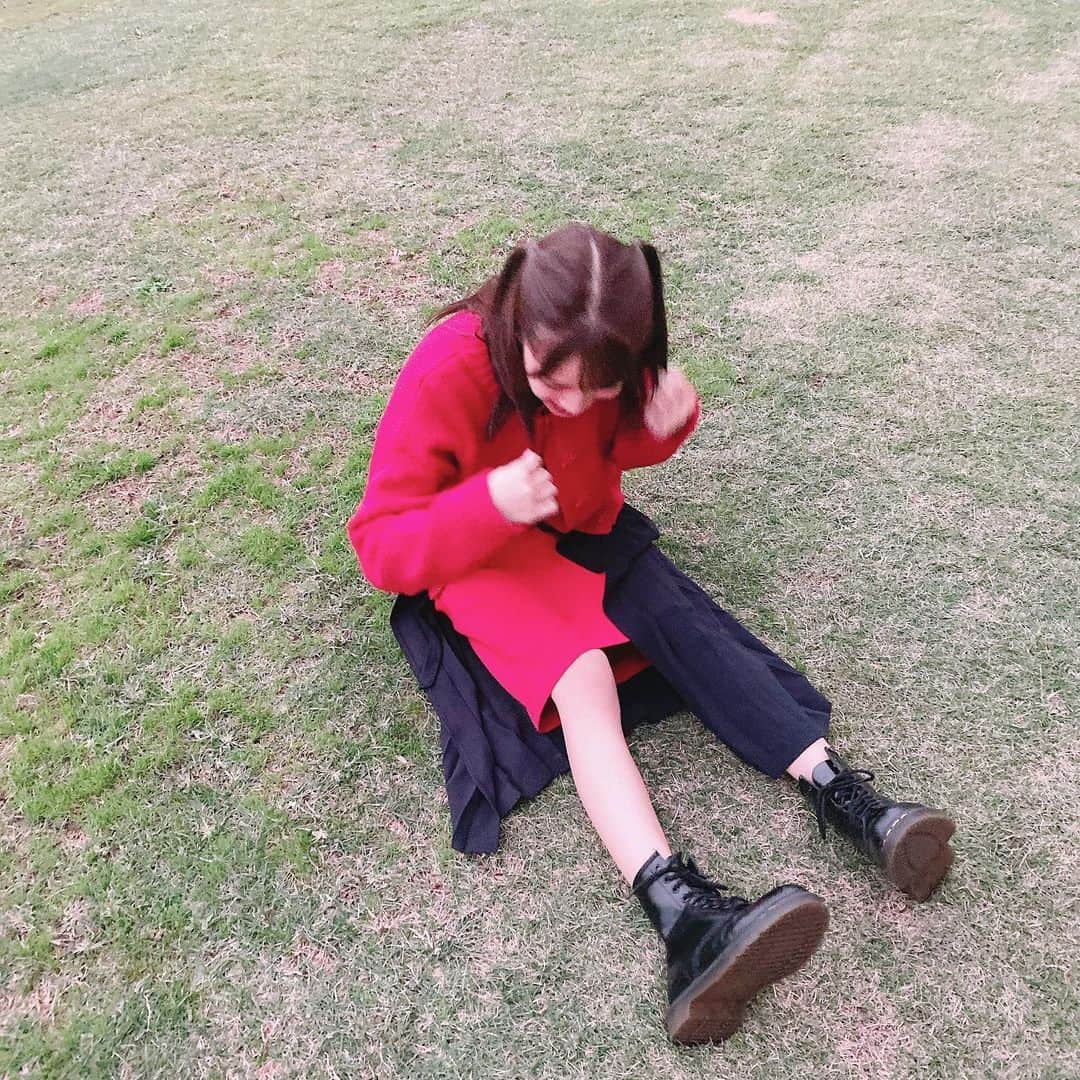 市川愛美のインスタグラム：「いつもと違った感じの洋服(..＞◡＜..) これは高校時代のお友達のコーディネートですっ！ そのお友達のブランドが11/3~11/5まで文化服装学院の文化祭で私が着てるスカートなどなどのアイテムを販売するそうです☺︎ @berrycupide」