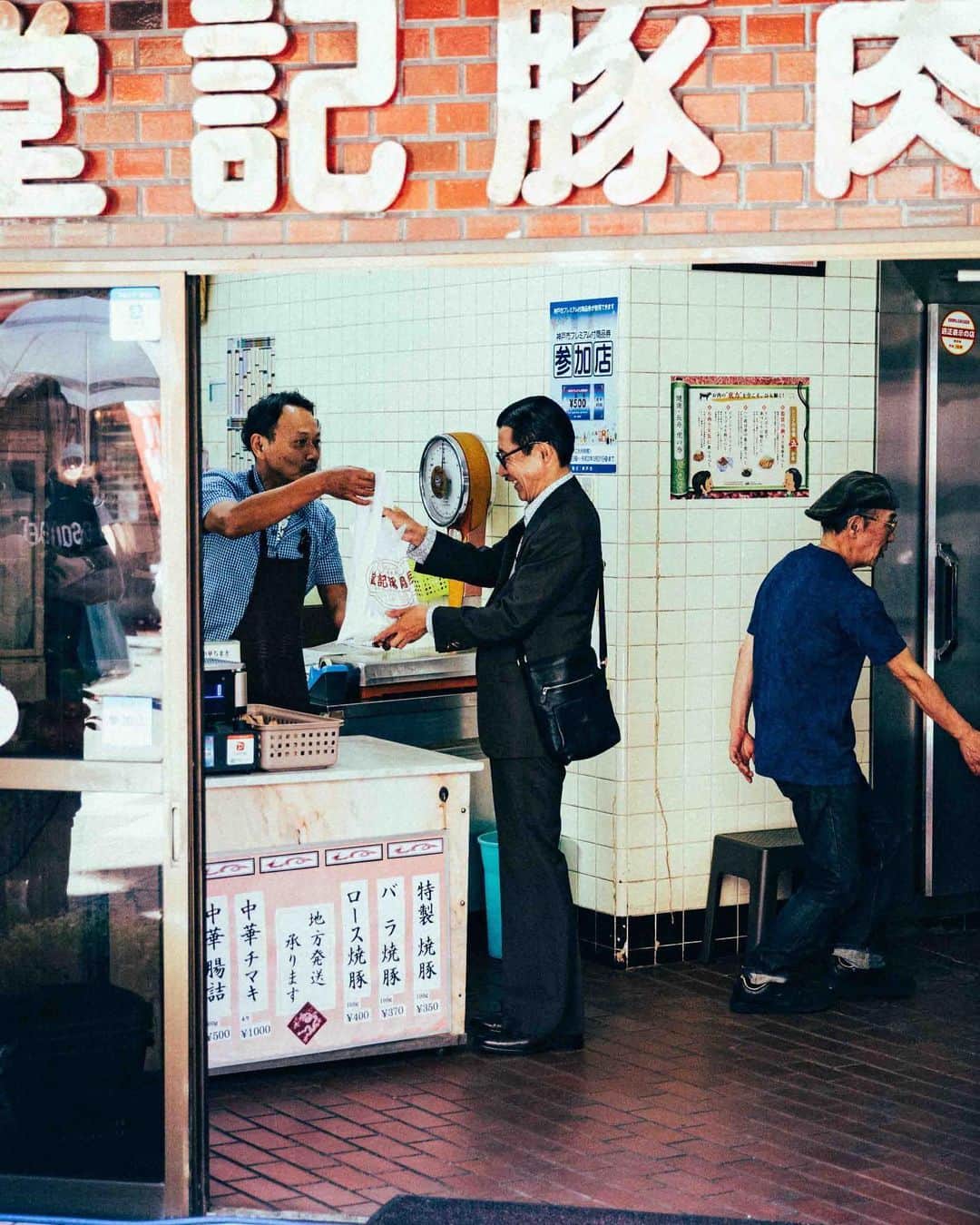 岩井ジョニ男さんのインスタグラム写真 - (岩井ジョニ男Instagram)「毎週末にどこか遠くの街を旅して、その魅力を紹介する「岩井ジョニ男の週末旅スタ」。11月は異国情緒と酒造りの街「神戸・三宮」からお送りします。  1) 新神戸駅前にて。新幹線で東京から最短2時間37分。お弁当をたべていたらあっという間に着いてしまいました。 2) 「異人館」はかつて住居を構えた外国人の屋敷跡。明治以降の神戸のハイカラな空気はこの土地から発信されました。  3) 神戸元町高架下「モトコー」を散策。古くからある店と、新しく個性的な店が共存する楽しいストリート。訪れた時間が早過ぎてほとんど店が開いてませんでした。  4)神戸を代表する観光地といえば中華街。美味しそうなお店がたくさん並び、見ているだけで飽きません。  5)中華街の中で地元の人からも愛される「堂記豚肉店」でチャーシューを購入。夜はこれをつまみにホテルで晩酌する予定です。  #岩井ジョニ男 #iwaijonio  #jonioIwai #岩井ジョニ男の週末旅スタグラム #週末旅スタ #ジョニスタグラム #jonistagram #イワイガワ #iwaigawa #浅井企画 #asaikikaku #サラリーマン #whitecollarwork #ninetofiver #神戸 #三宮 #沢の鶴 #岩井眼鏡店 #km01 #vintage_gentry  #ビンテージオーダースーツジェントリー  #instagram  #instagood  #model #cool #cooljapan」11月4日 16時02分 - iwaigawa_jonio_iwai
