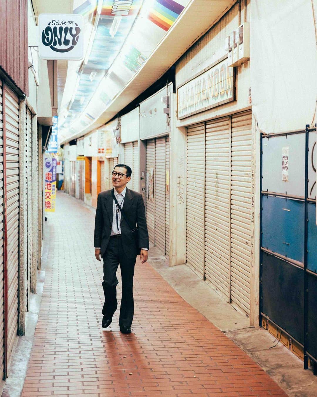 岩井ジョニ男さんのインスタグラム写真 - (岩井ジョニ男Instagram)「毎週末にどこか遠くの街を旅して、その魅力を紹介する「岩井ジョニ男の週末旅スタ」。11月は異国情緒と酒造りの街「神戸・三宮」からお送りします。  1) 新神戸駅前にて。新幹線で東京から最短2時間37分。お弁当をたべていたらあっという間に着いてしまいました。 2) 「異人館」はかつて住居を構えた外国人の屋敷跡。明治以降の神戸のハイカラな空気はこの土地から発信されました。  3) 神戸元町高架下「モトコー」を散策。古くからある店と、新しく個性的な店が共存する楽しいストリート。訪れた時間が早過ぎてほとんど店が開いてませんでした。  4)神戸を代表する観光地といえば中華街。美味しそうなお店がたくさん並び、見ているだけで飽きません。  5)中華街の中で地元の人からも愛される「堂記豚肉店」でチャーシューを購入。夜はこれをつまみにホテルで晩酌する予定です。  #岩井ジョニ男 #iwaijonio  #jonioIwai #岩井ジョニ男の週末旅スタグラム #週末旅スタ #ジョニスタグラム #jonistagram #イワイガワ #iwaigawa #浅井企画 #asaikikaku #サラリーマン #whitecollarwork #ninetofiver #神戸 #三宮 #沢の鶴 #岩井眼鏡店 #km01 #vintage_gentry  #ビンテージオーダースーツジェントリー  #instagram  #instagood  #model #cool #cooljapan」11月4日 16時02分 - iwaigawa_jonio_iwai