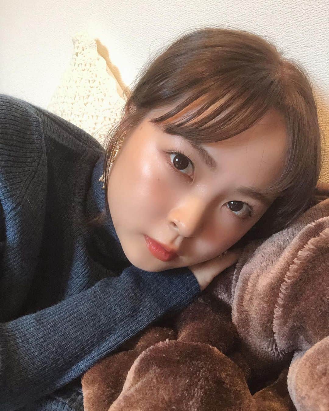のインスタグラム：「衝動的に髪を切りたくなって 前髪を切りました🐼 しばらく前髪たのしもう😏 #イメチェン  #とまではいかないか  #3年ぶり  #前髪」