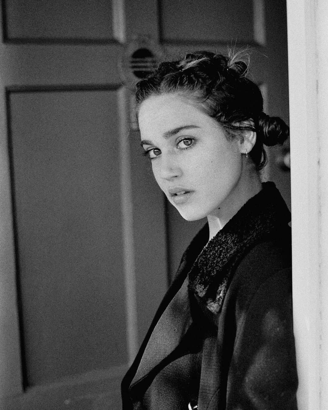 マチルダ・ルッツのインスタグラム：「Lights down Curtains up Clouds above Far away angels #b&w #tb #film」