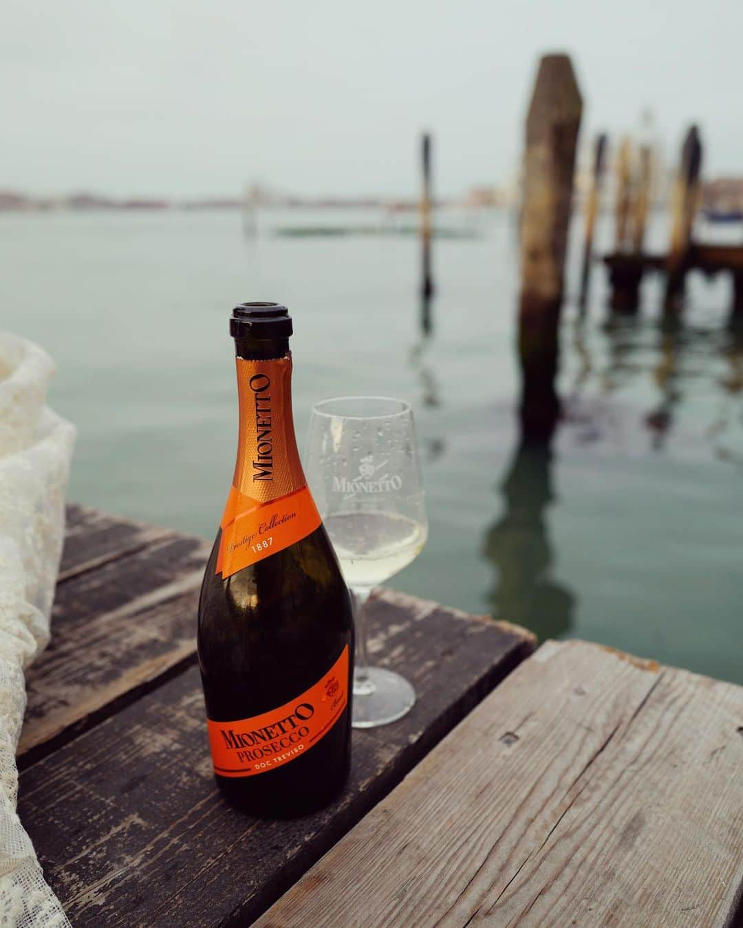 Mionetto Prosecco Deutschlandさんのインスタグラム写真 - (Mionetto Prosecco DeutschlandInstagram)「Start your week right! #LivingLaDolceVita 🇮🇹🥂 . . #mionetto #prosecco #mionettoprosecco #mehralsnureinprosecco #venedig #italien #italianstyle #ladolcevita #enjoylife #autumn #autumndays . . . #orange #sparkling #italianlifestyle #lifestyle #proseccooclock #proseccotime #proseccolove #proseccoliebe #madeinitaly #bestoftheday #instagood #instadrink」11月5日 1時28分 - mionetto_de