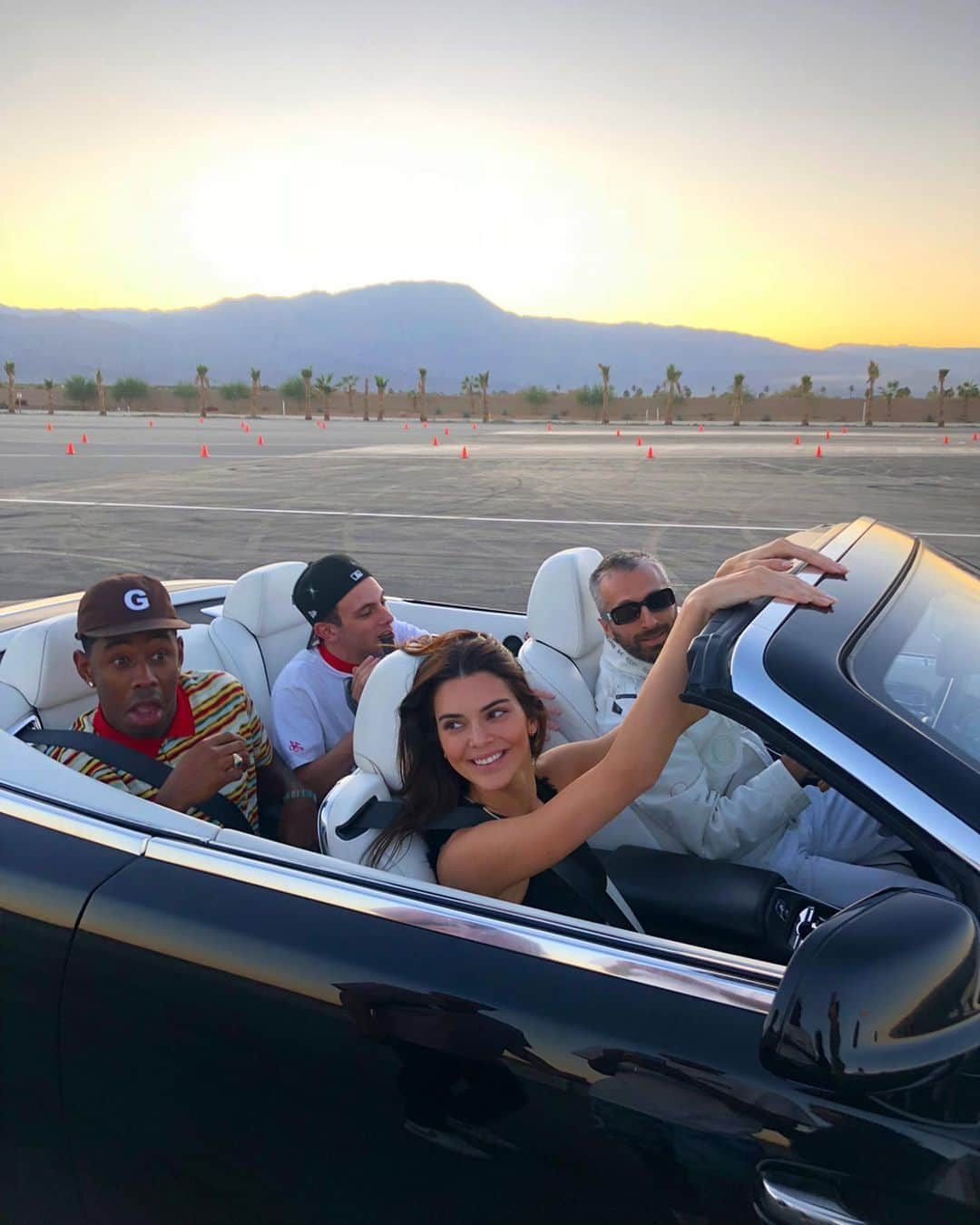 ケンダル・ジェンナーさんのインスタグラム写真 - (ケンダル・ジェンナーInstagram)「yesterday we all took our cars to the track and i learned how to drift :)))) SWIPE cuz this shit makes me happy」11月5日 1時32分 - kendalljenner