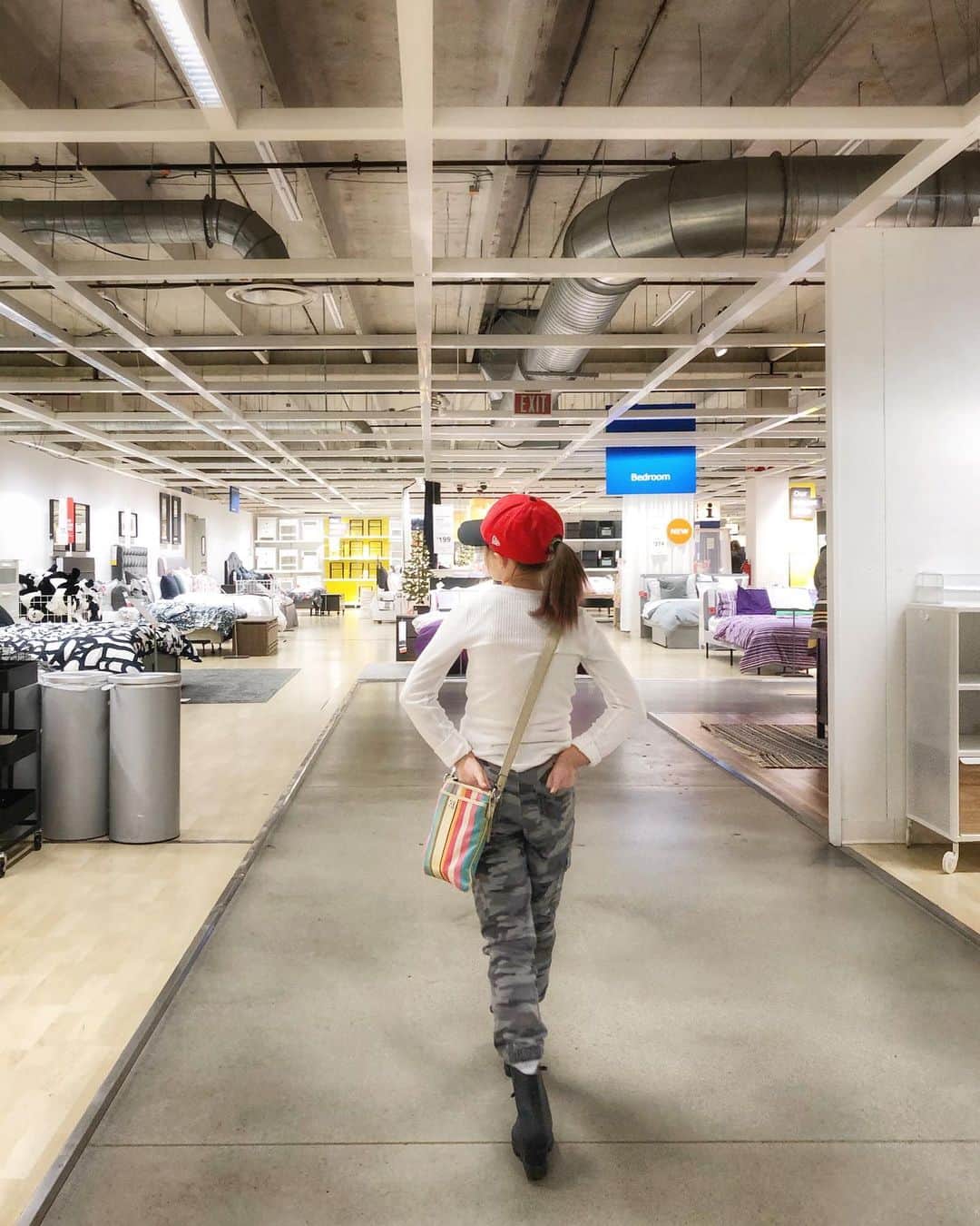 Angie Keiserのインスタグラム：「This weekend she said “Hey Mom, how about I carry my Epi-pens? I feel like maybe I should start doing that more for myself now that I’m getting a little older.” And I nearly burst into tears because: I wasn’t expecting it, I felt super proud that she was taking the initiative, and I was reminded that one day she’ll be completely responsible for managing this on her own. And honestly, that’s a whole new level of worry that I’m not ready for, but that seems to be the norm when it comes to parenting 🥺 #foodallergies」