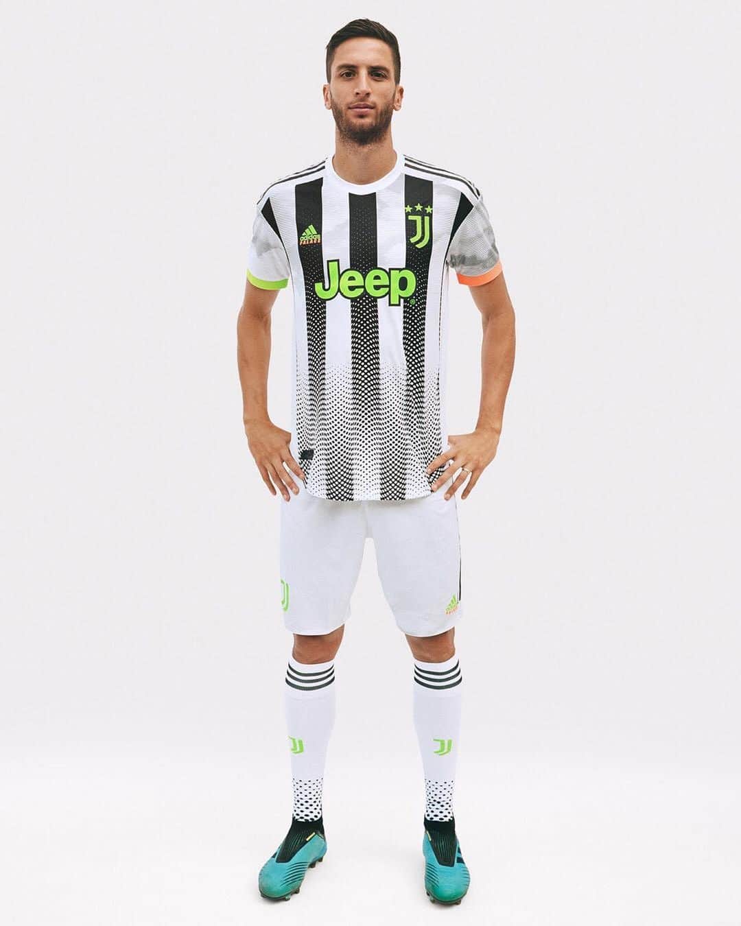 ロドリゴ・ベンタンクールのインスタグラム：「🔝👕⚽ @adidasfootball @palaceskateboards @juventus」